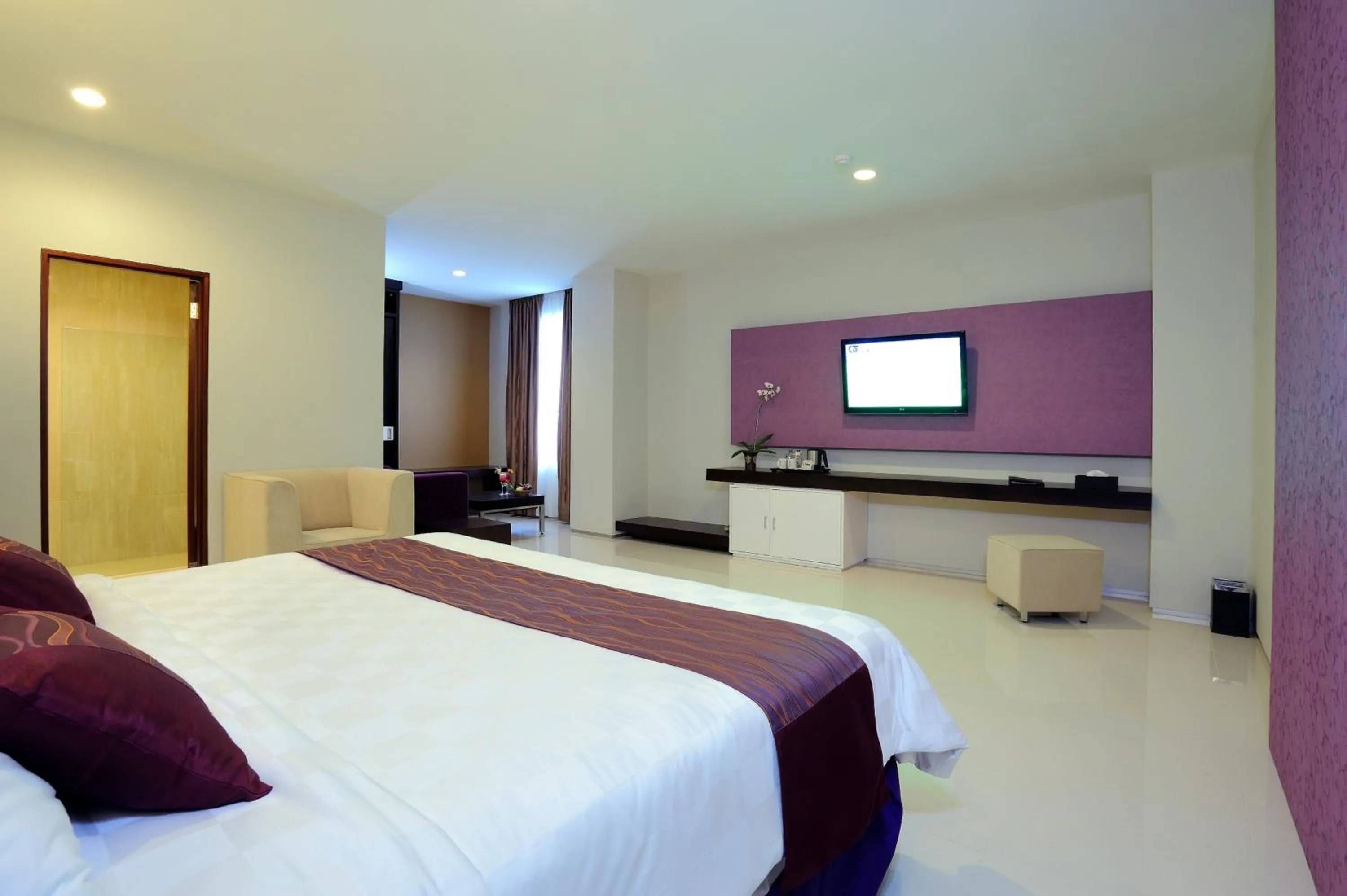 TV and multimedia, Bed in Lombok Plaza Hotel and Convention