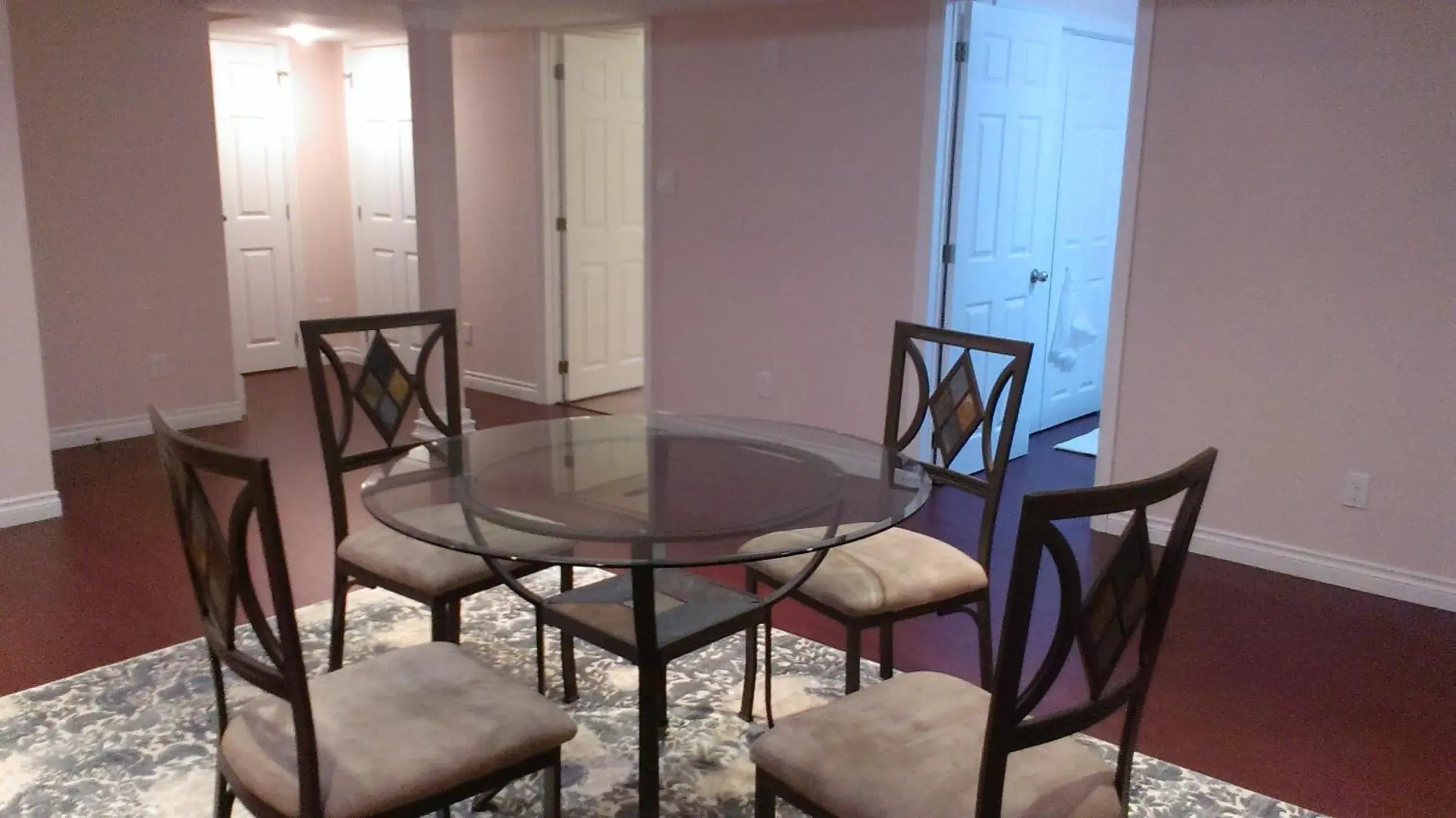 Deluxe Queen Suite in HB Guest Home 5 Deluxe Queen Suite in HB Guest Home 5