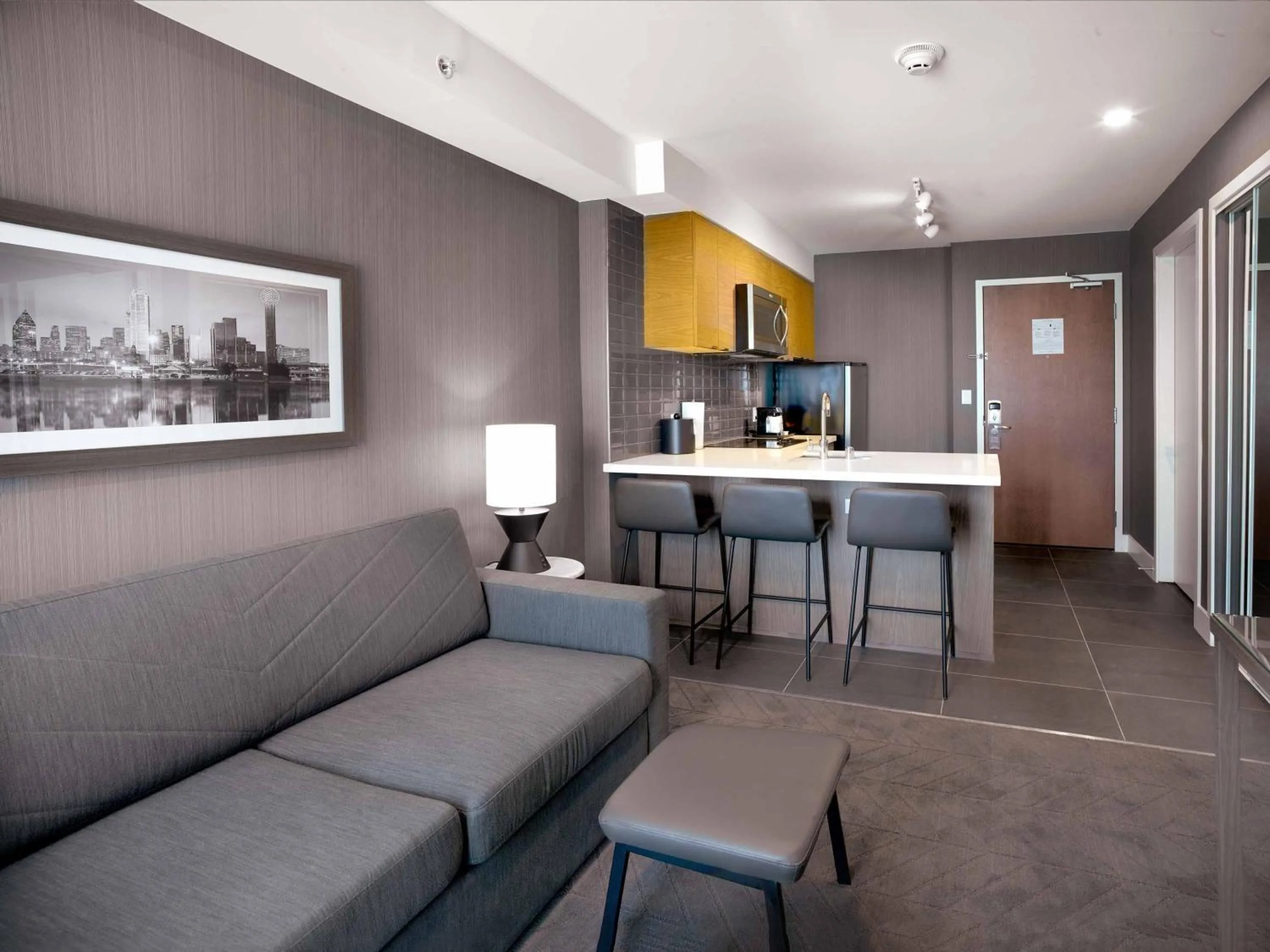 Living room in Sandman Signature Plano-Frisco Hotel