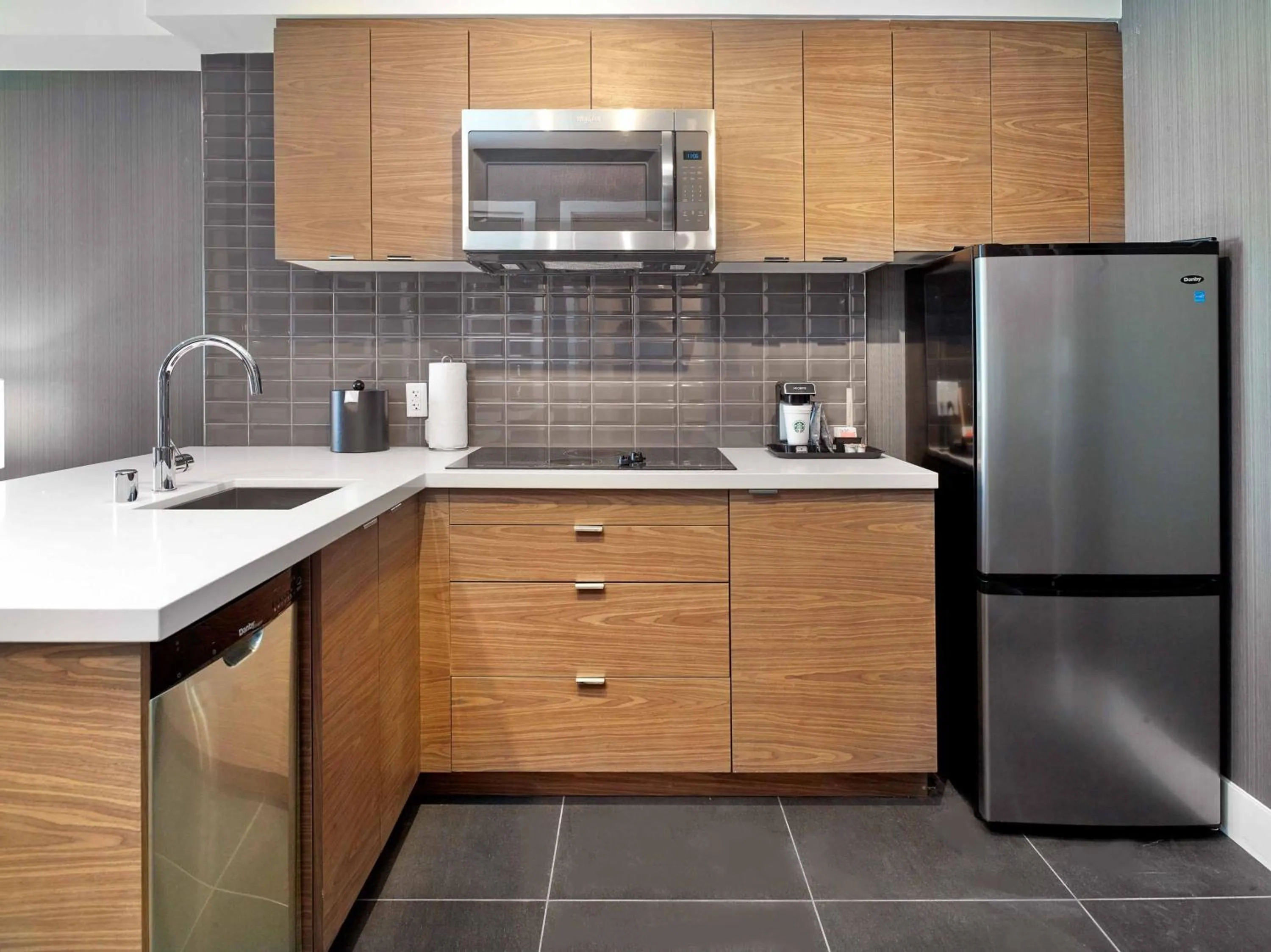 Kitchen or kitchenette in Sandman Signature Plano-Frisco Hotel