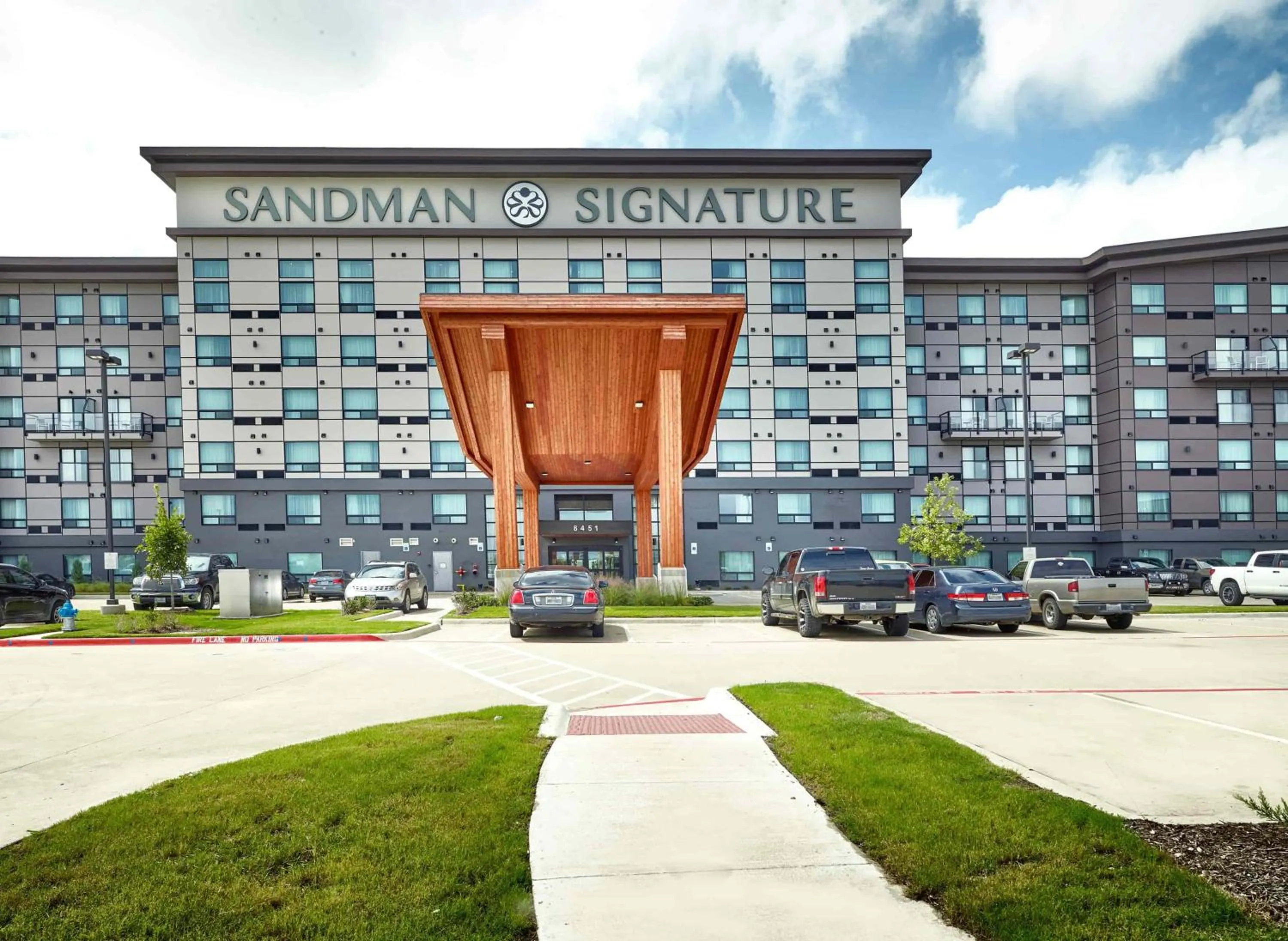 Property building in Sandman Signature Plano-Frisco Hotel