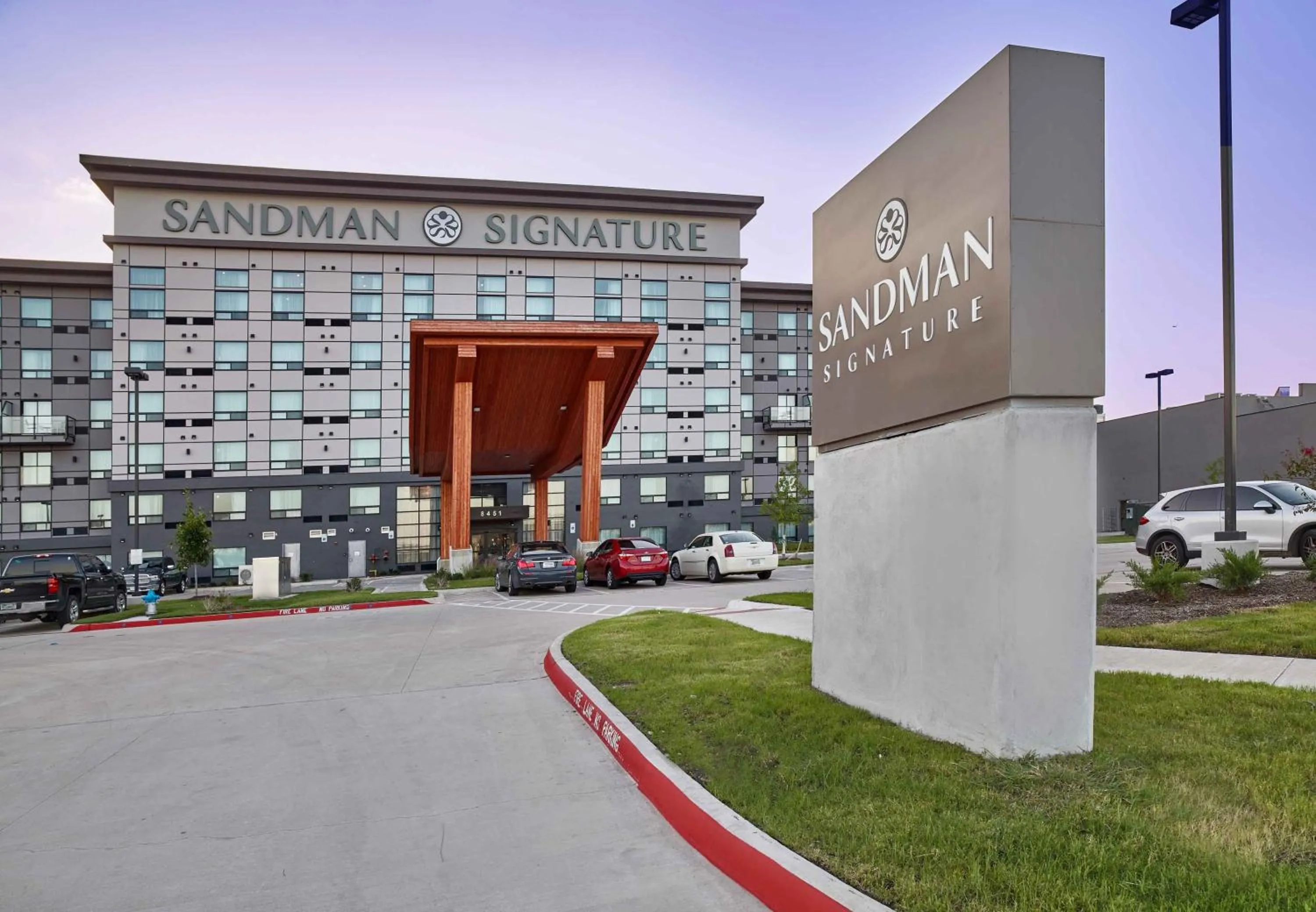 Property building in Sandman Signature Plano-Frisco Hotel