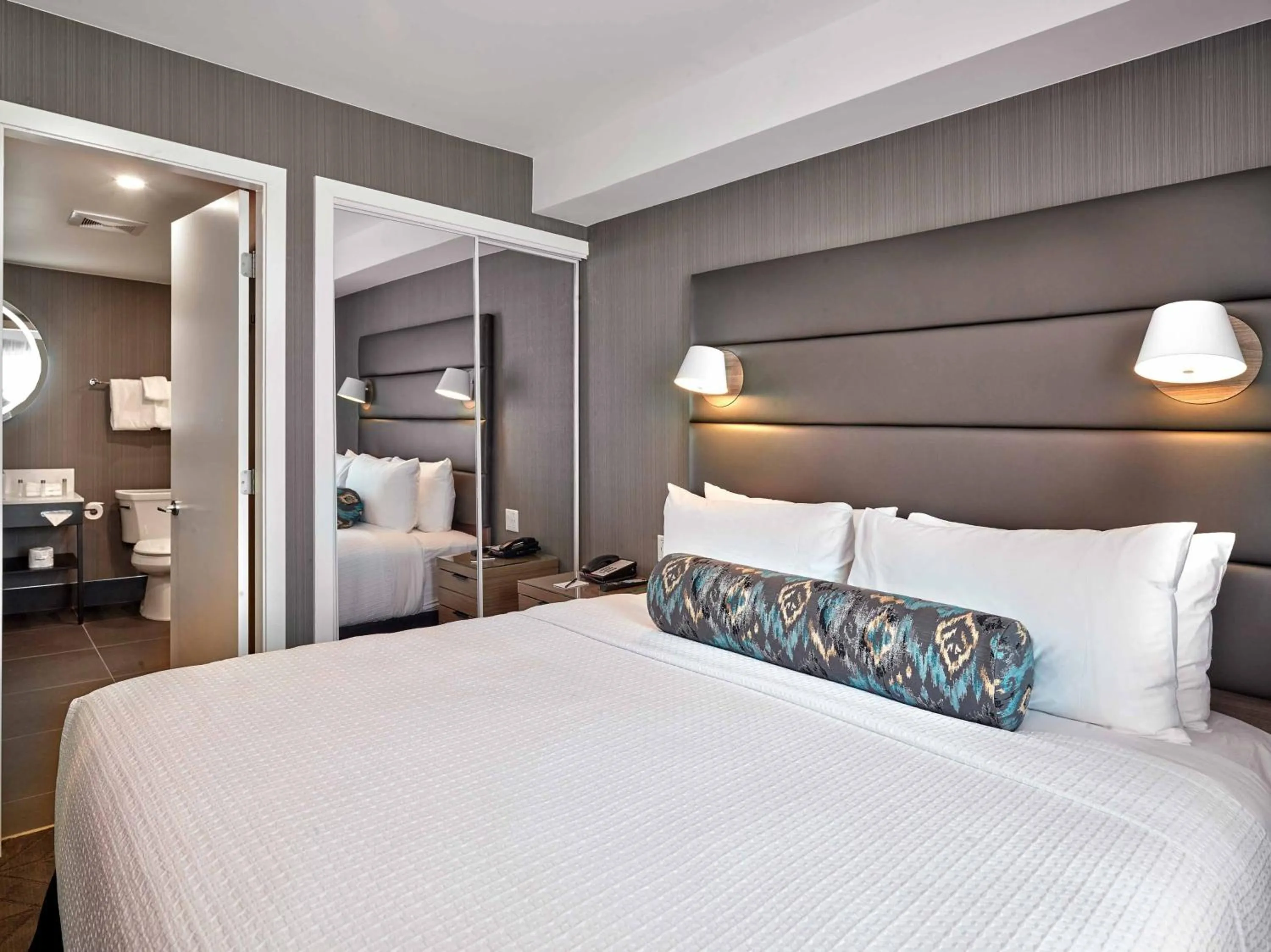 Photo of the whole room, Bed in Sandman Signature Plano-Frisco Hotel