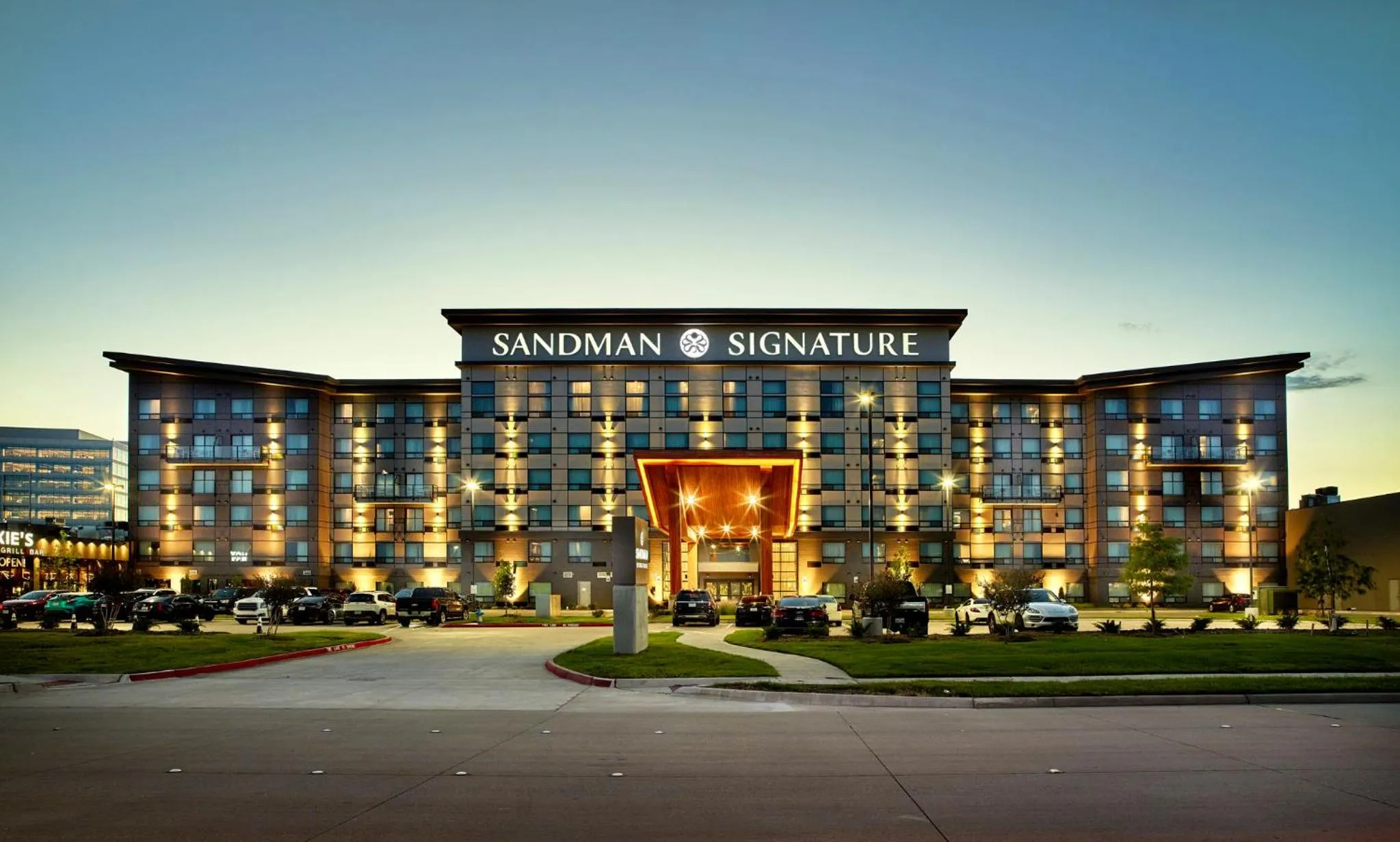 Property building in Sandman Signature Plano-Frisco Hotel