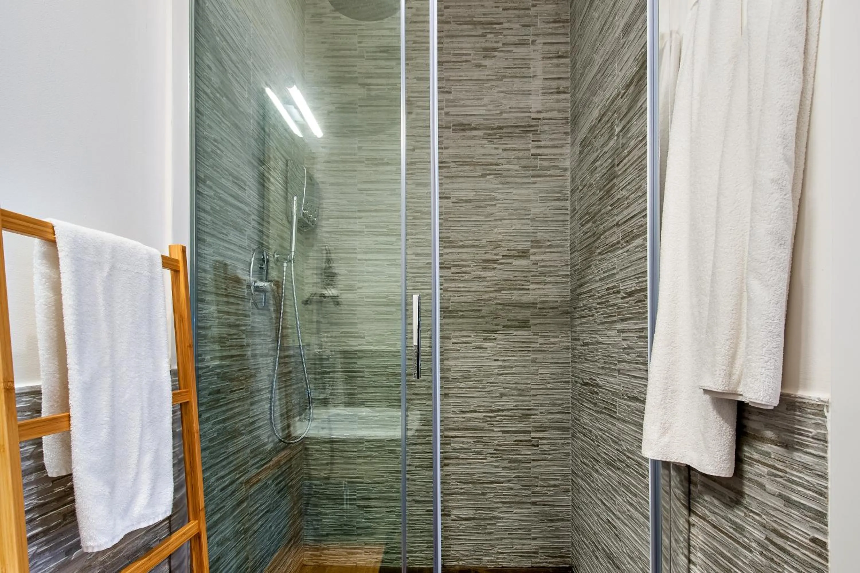 Shower in SmooRoomS Roma Ostiense