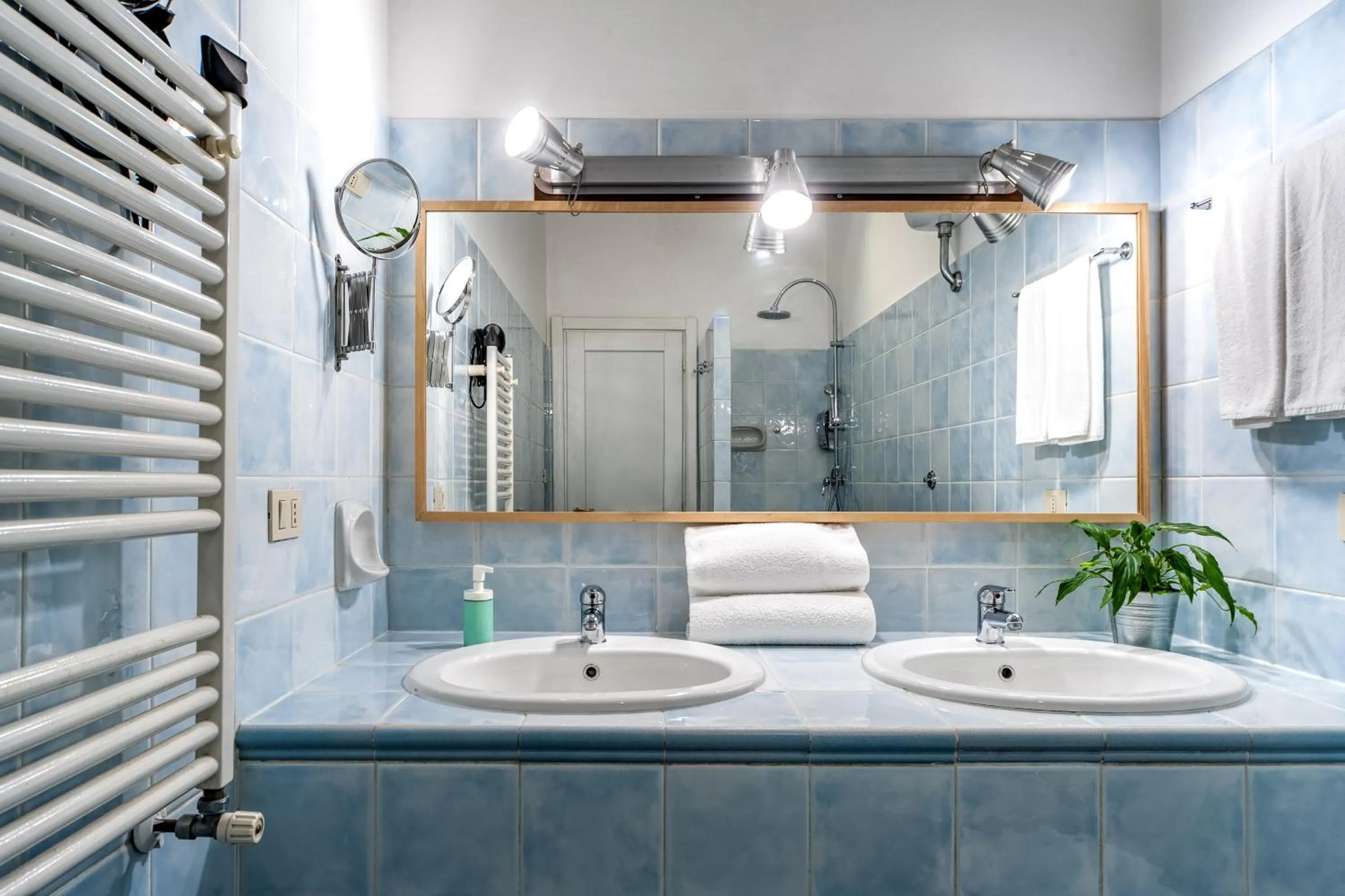 Shower in SmooRoomS Roma Ostiense