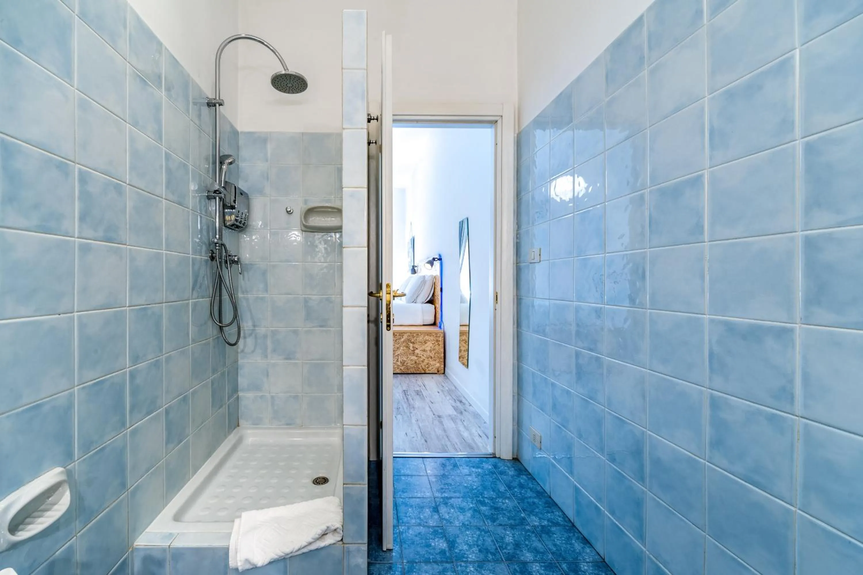 Shower in SmooRoomS Roma Ostiense