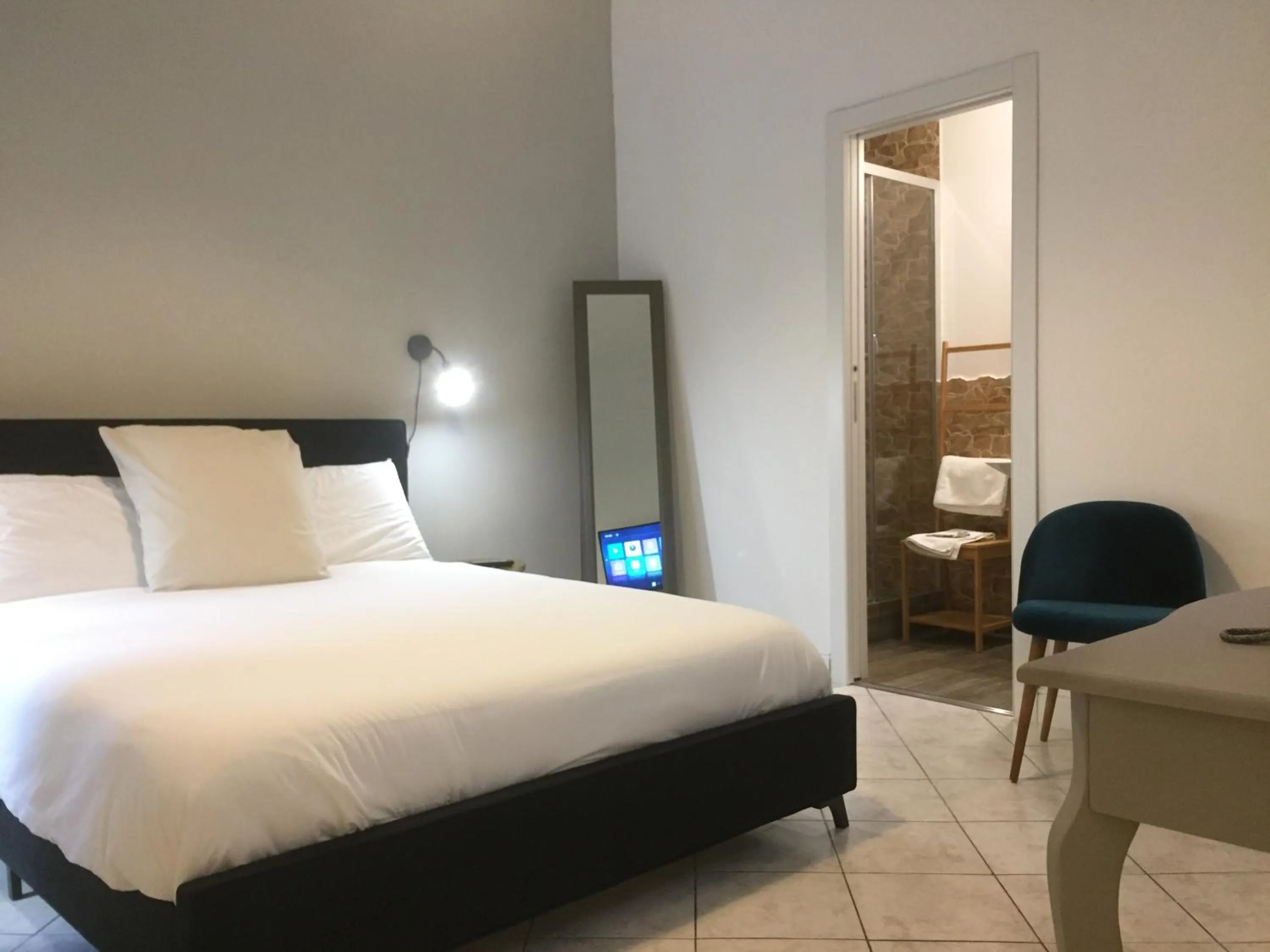 Shower, Bed in SmooRoomS Roma Ostiense