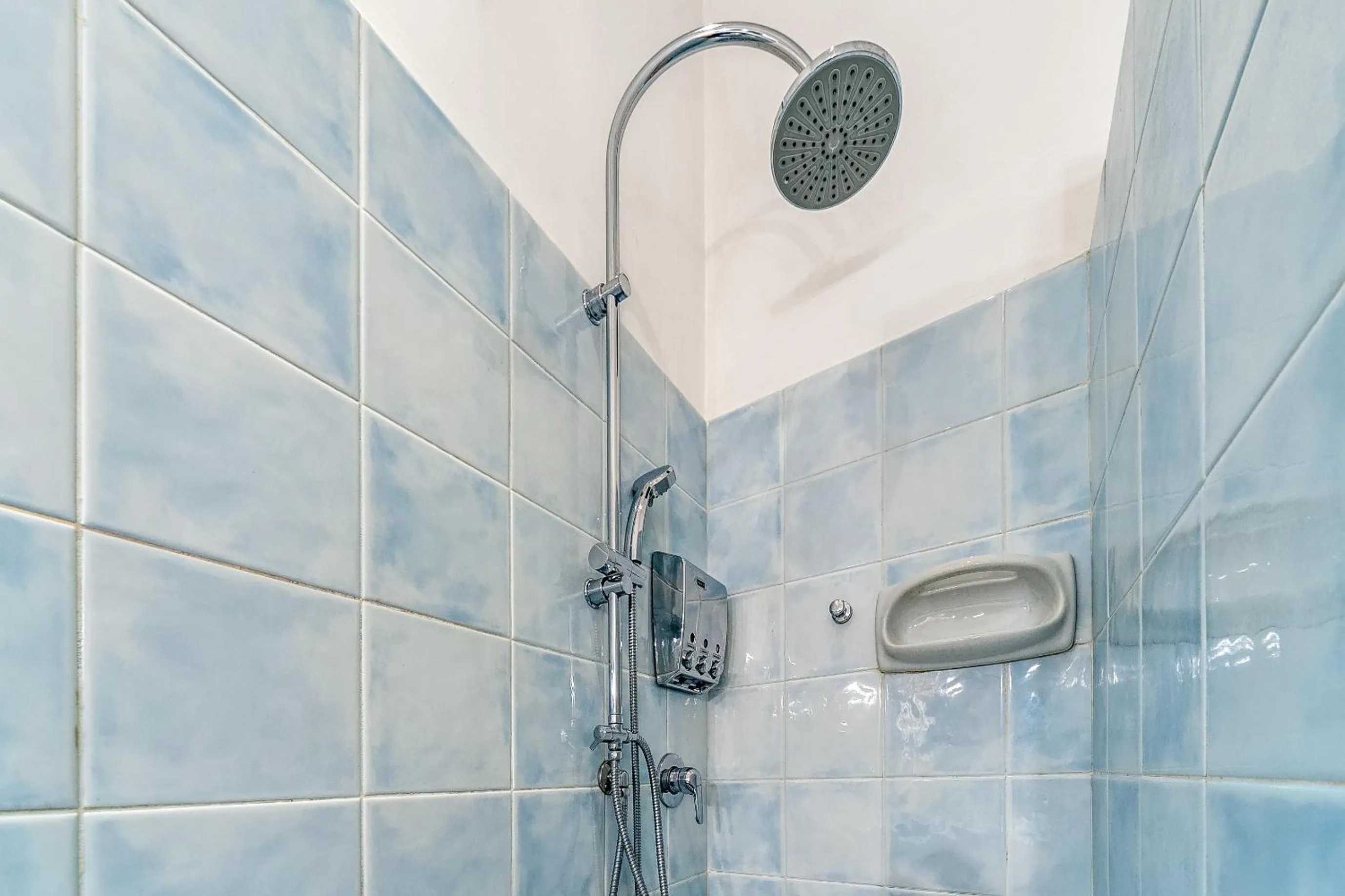 Shower in SmooRoomS Roma Ostiense