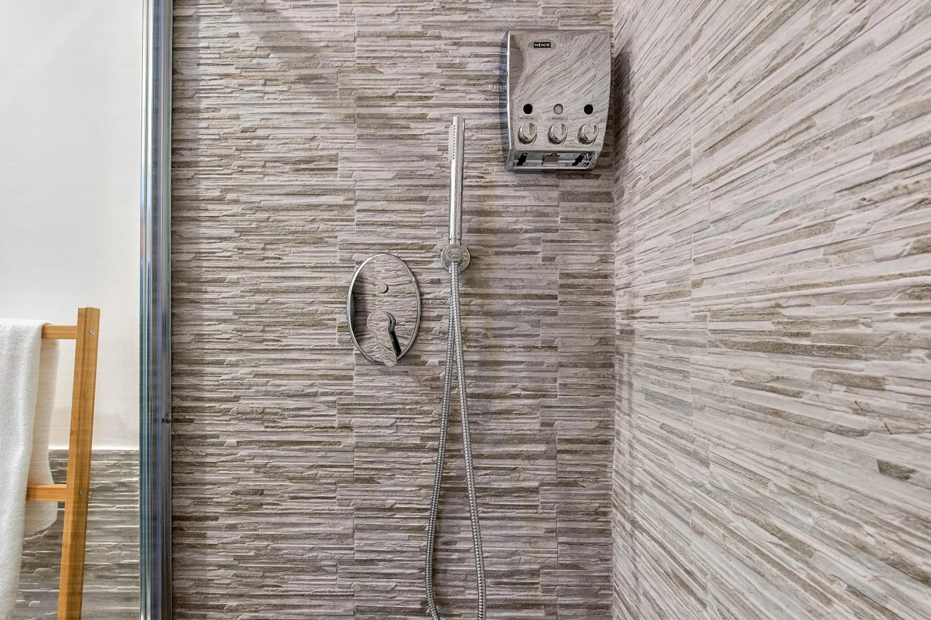 Shower in SmooRoomS Roma Ostiense