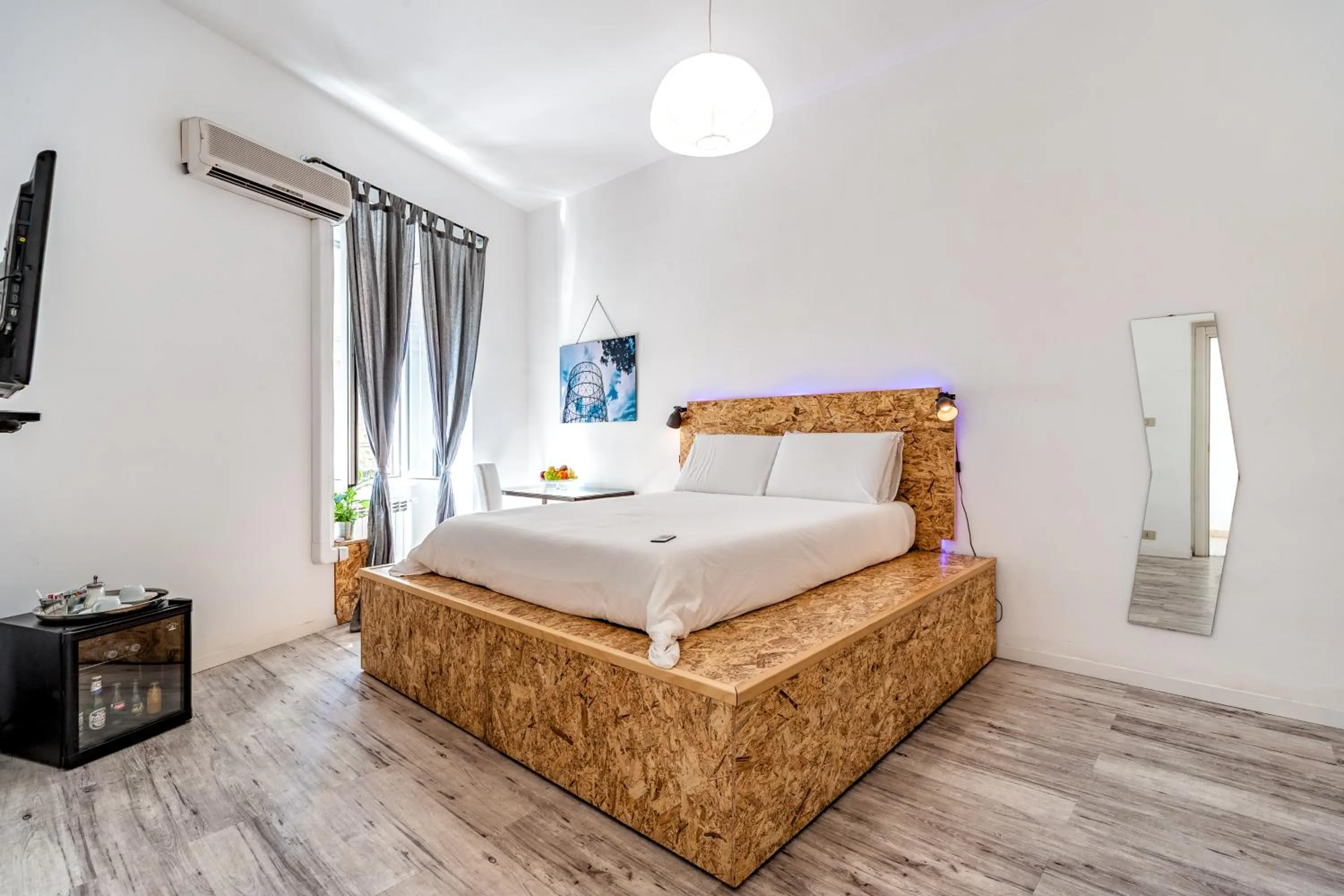 TV and multimedia, Bed in SmooRoomS Roma Ostiense