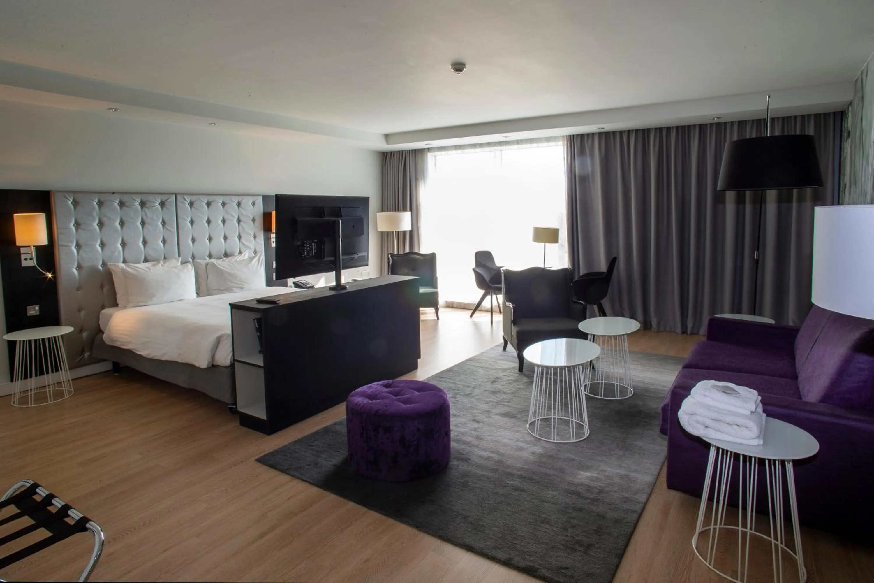 TV and multimedia, Bed in Radisson Blu Hotel East Midlands Airport