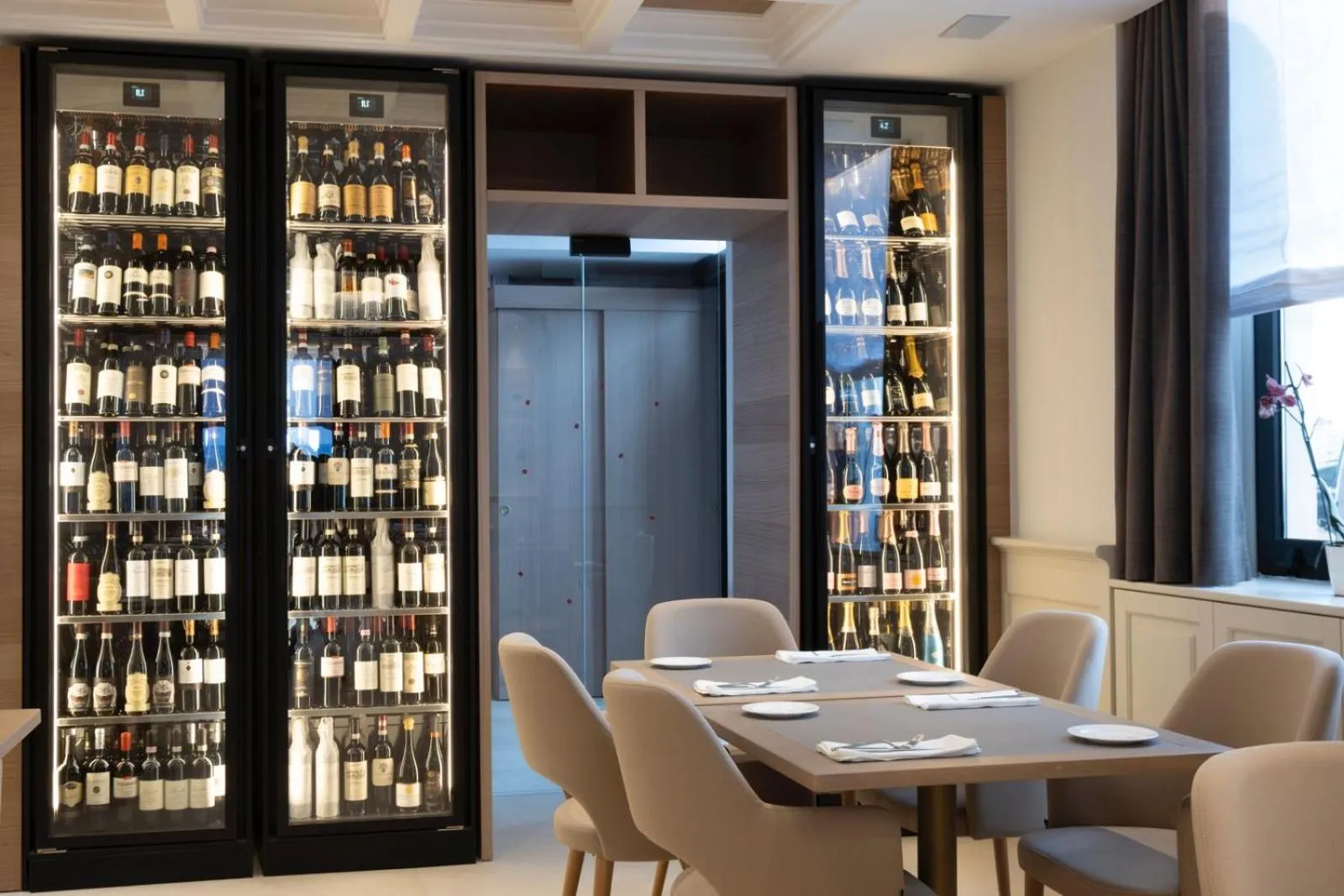 Restaurant/places to eat in Hotel Europa