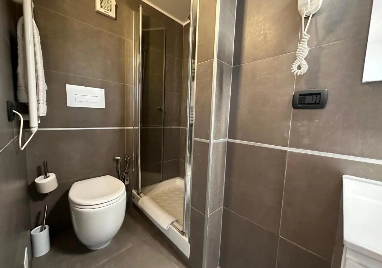 Shower in Hotel Europa