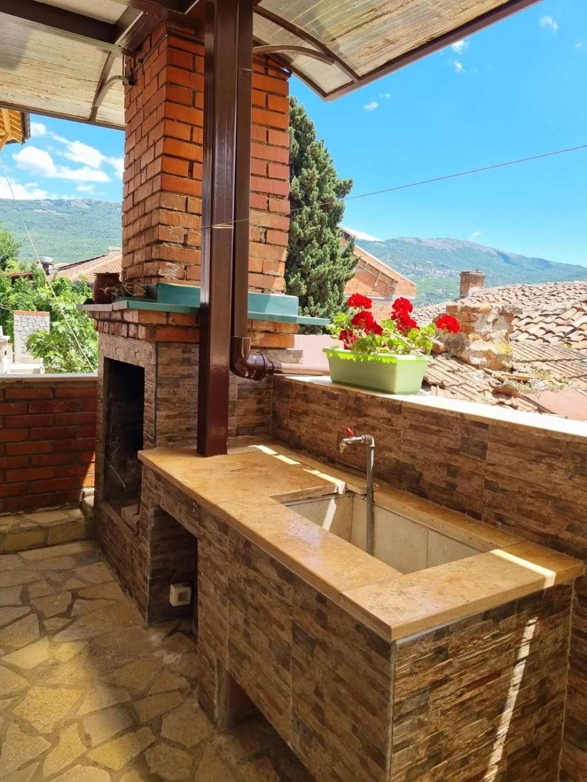 flat iron in Lukanov Apartments & Guest Rooms