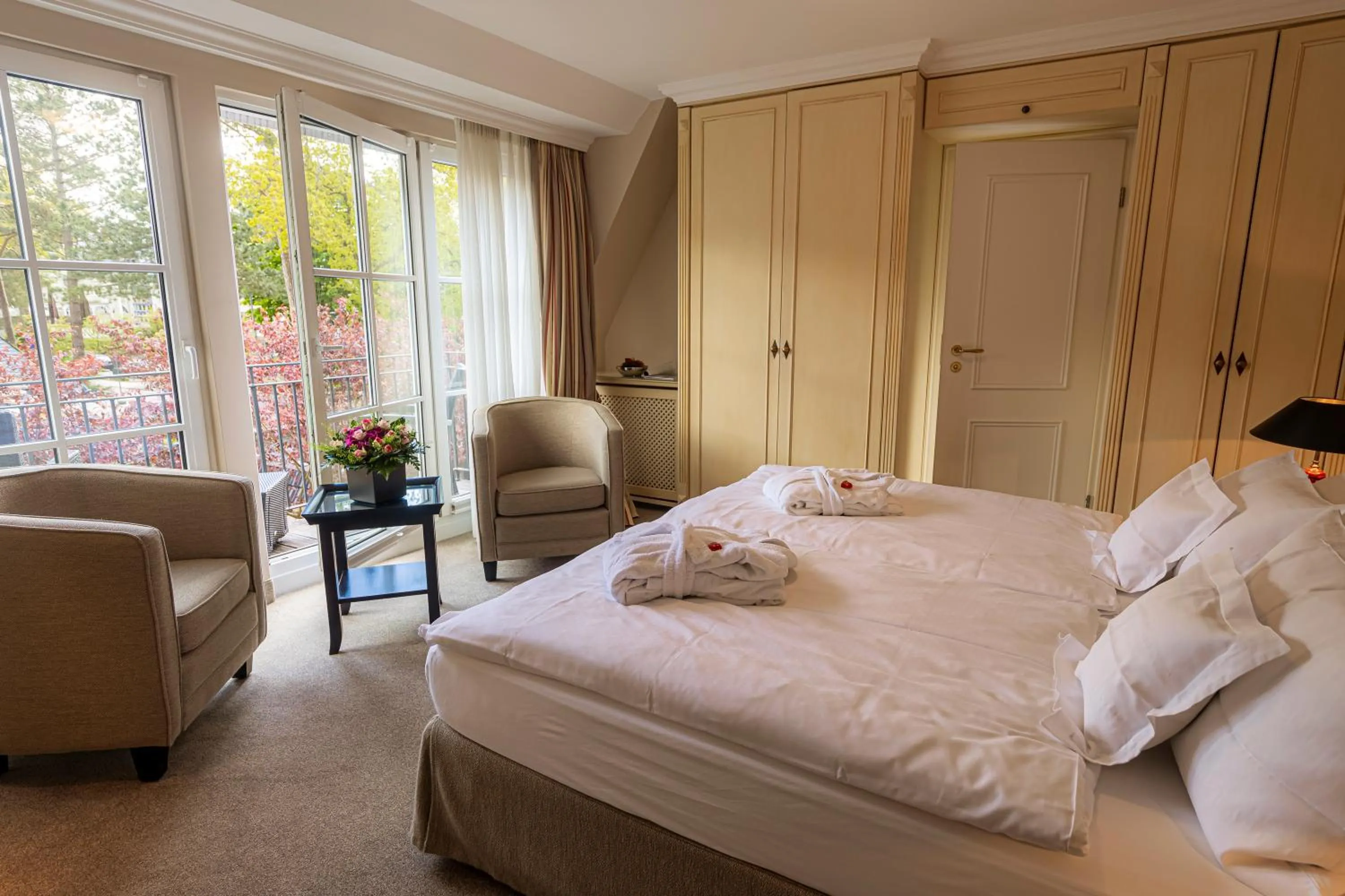 Balcony/Terrace, Bed in Strandhotel Fontana