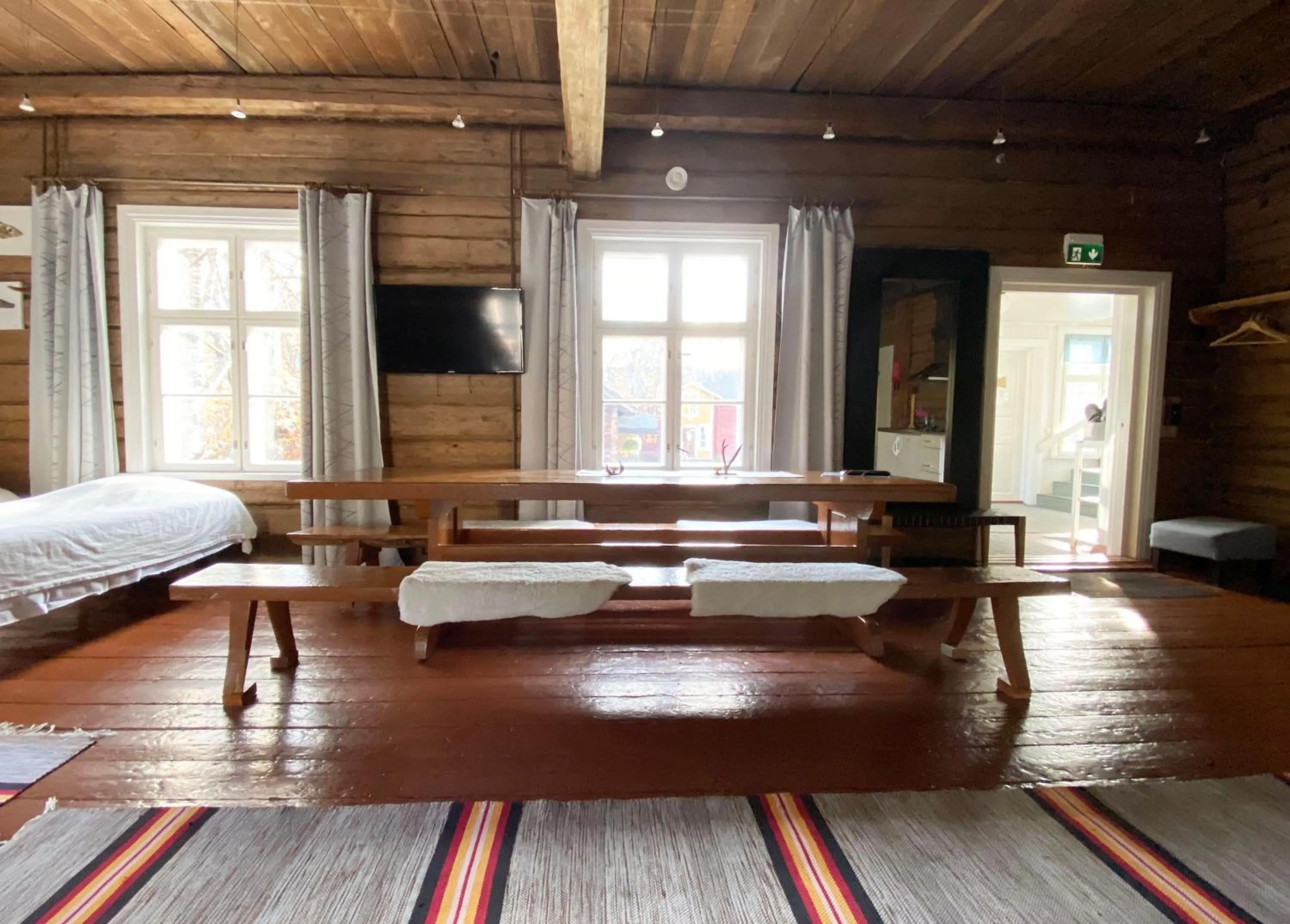 Dining area in LAURI Historical Log House Manor