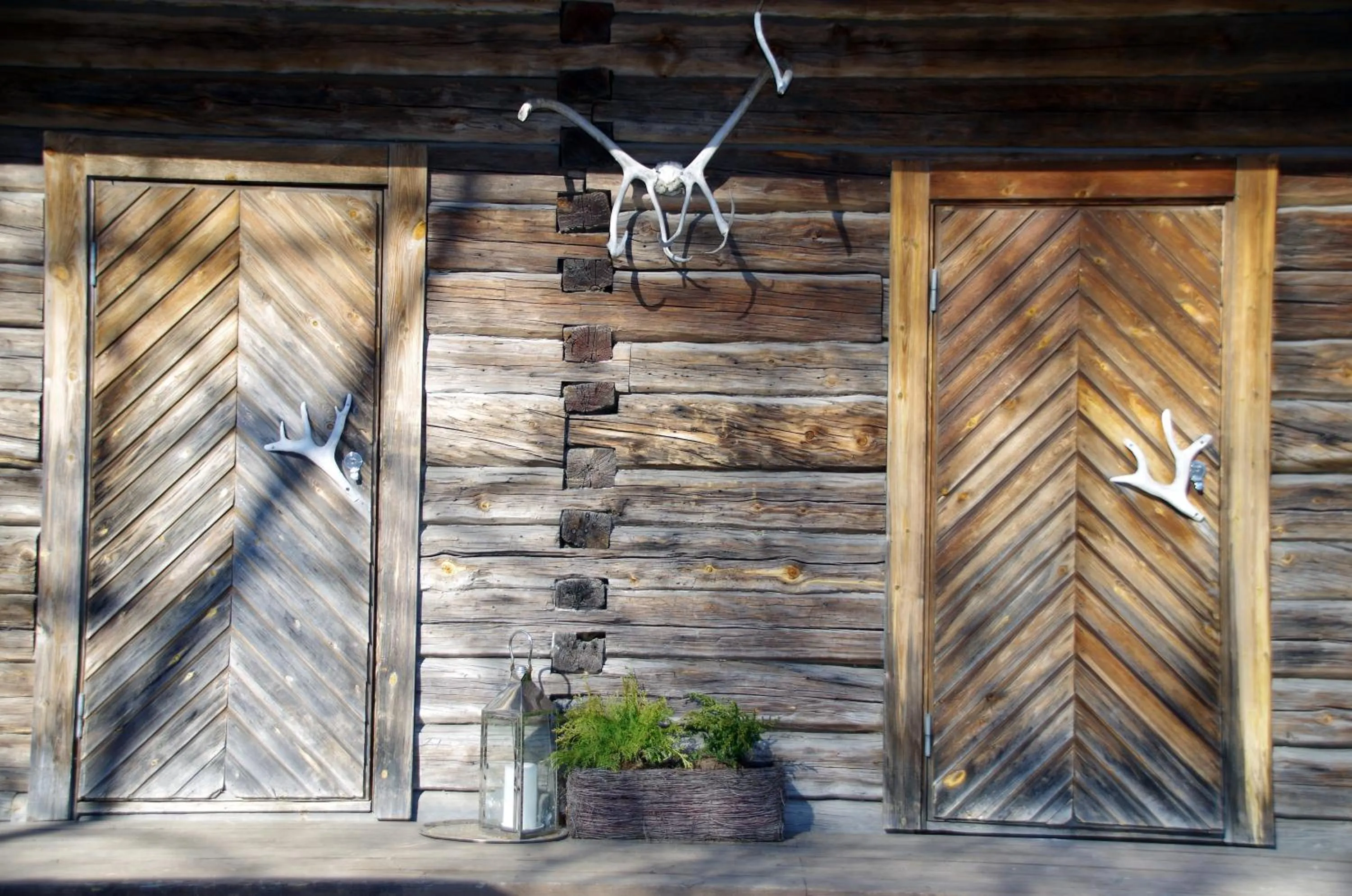 Decorative detail in LAURI Historical Log House Manor