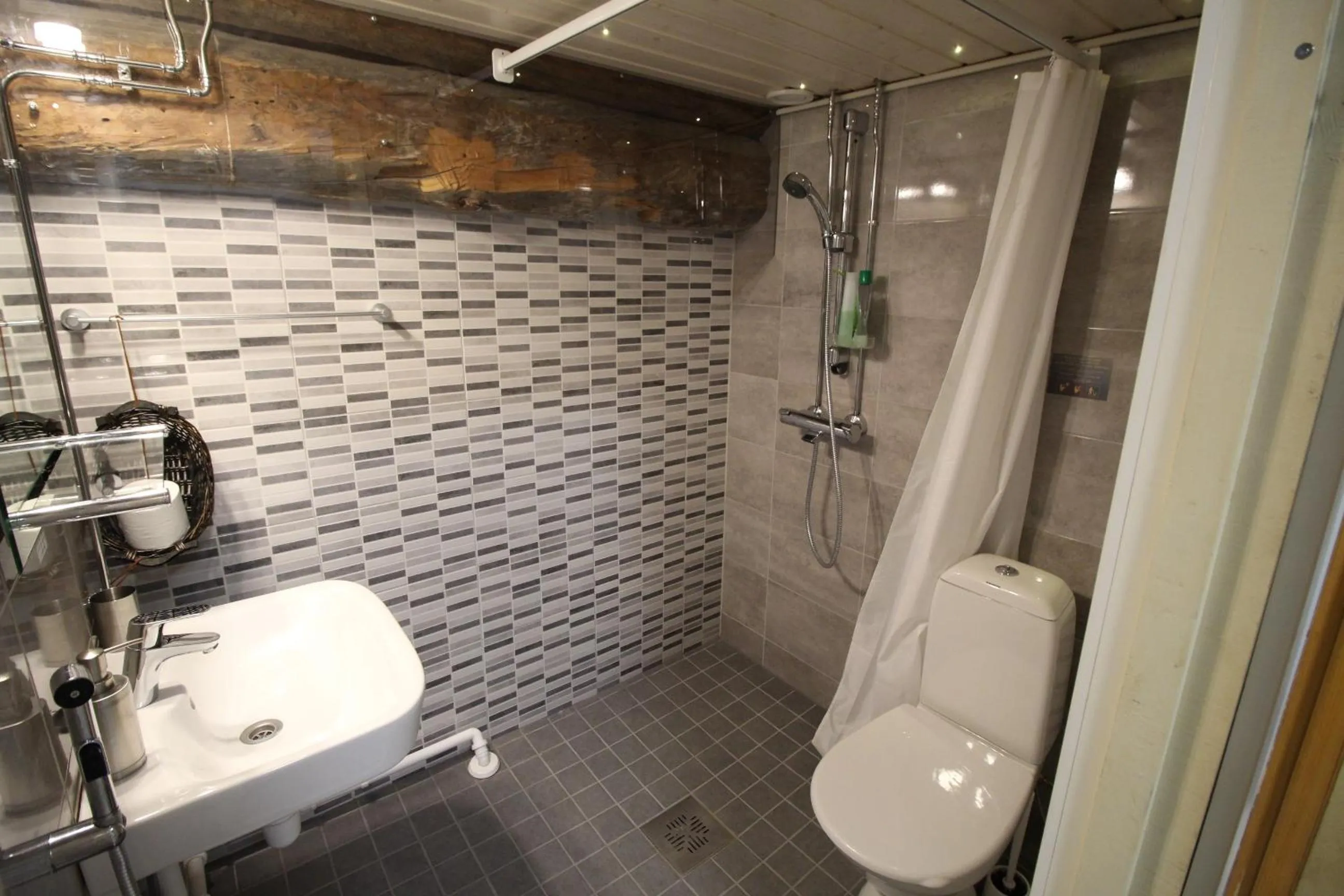 Shower in LAURI Historical Log House Manor