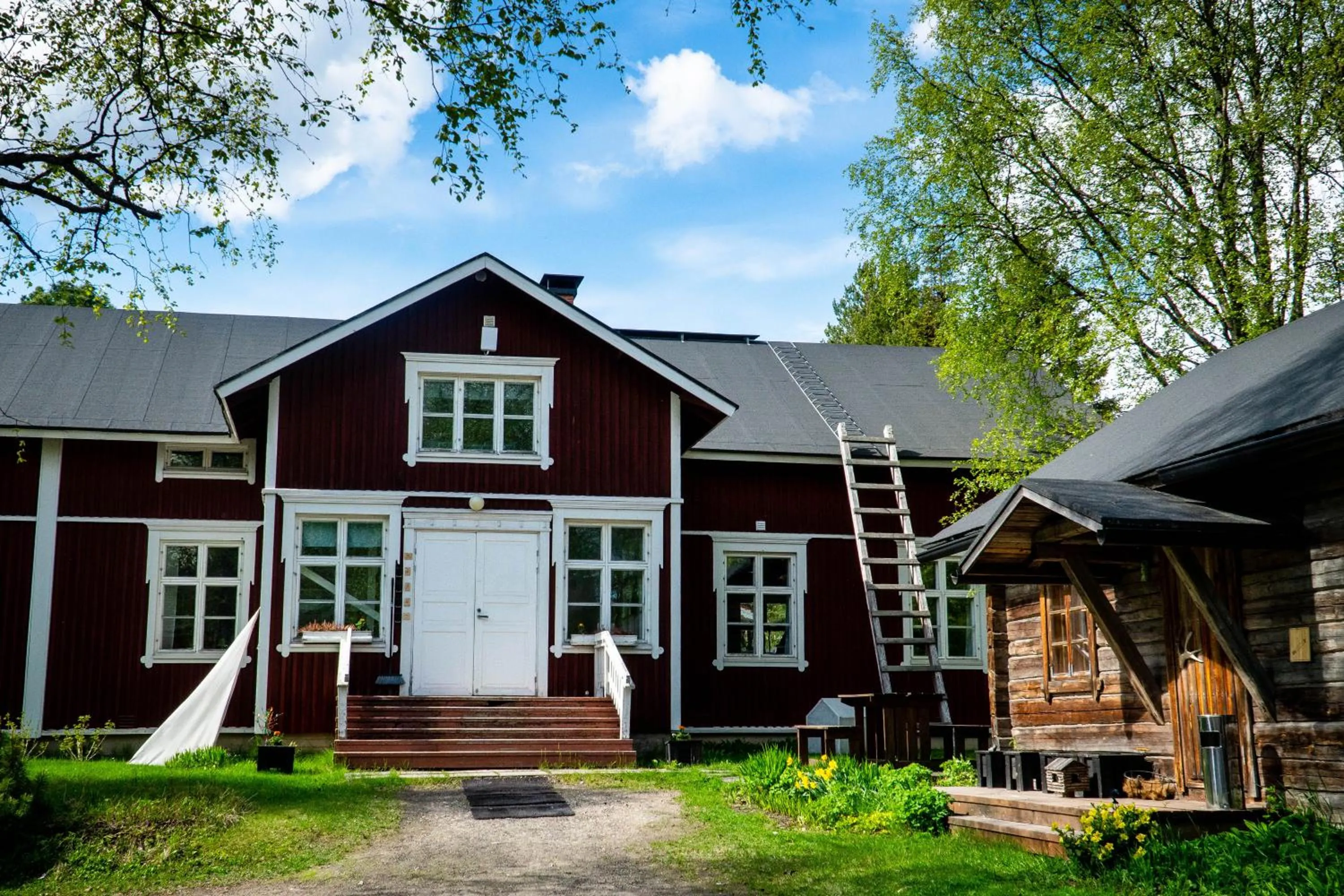 Property building in LAURI Historical Log House Manor