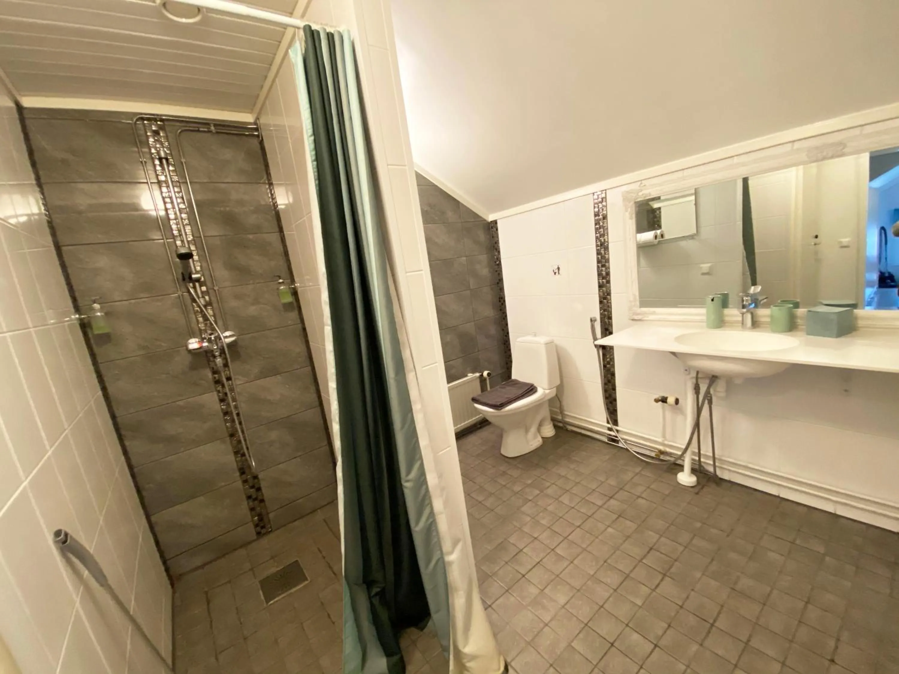 Bathroom in LAURI Historical Log House Manor