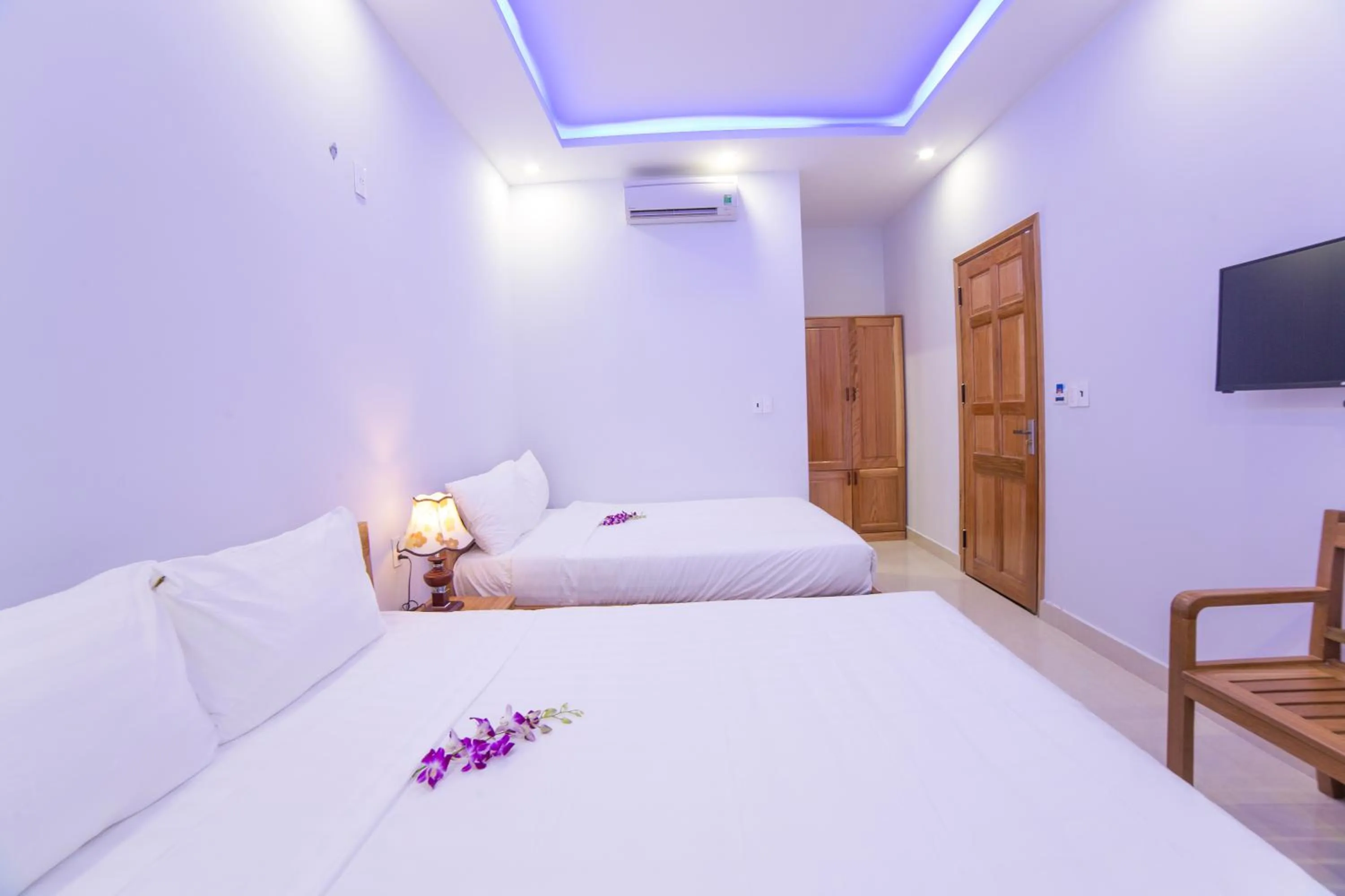 Photo of the whole room, Bed in Summer Beach