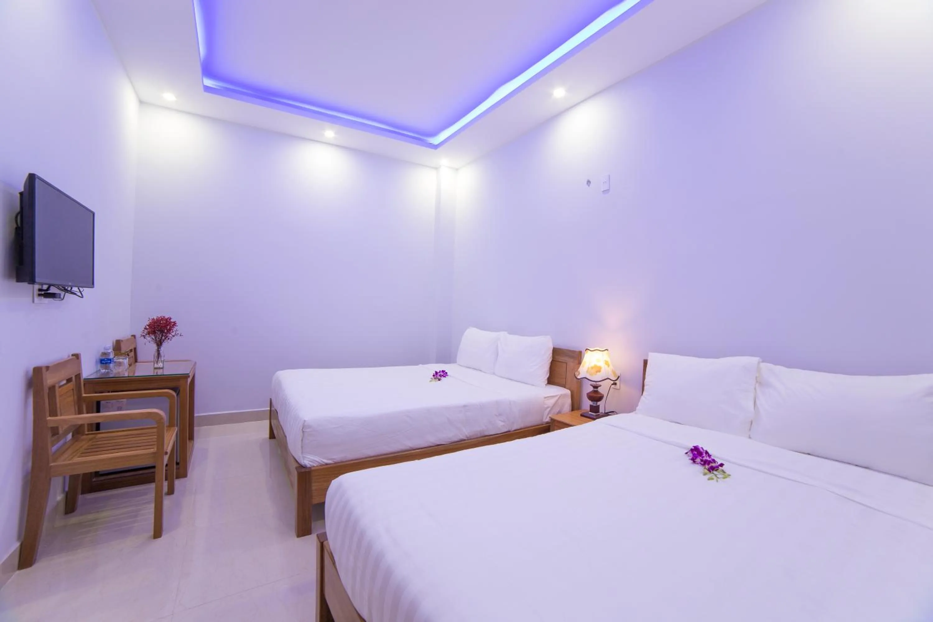 Photo of the whole room, Bed in Summer Beach