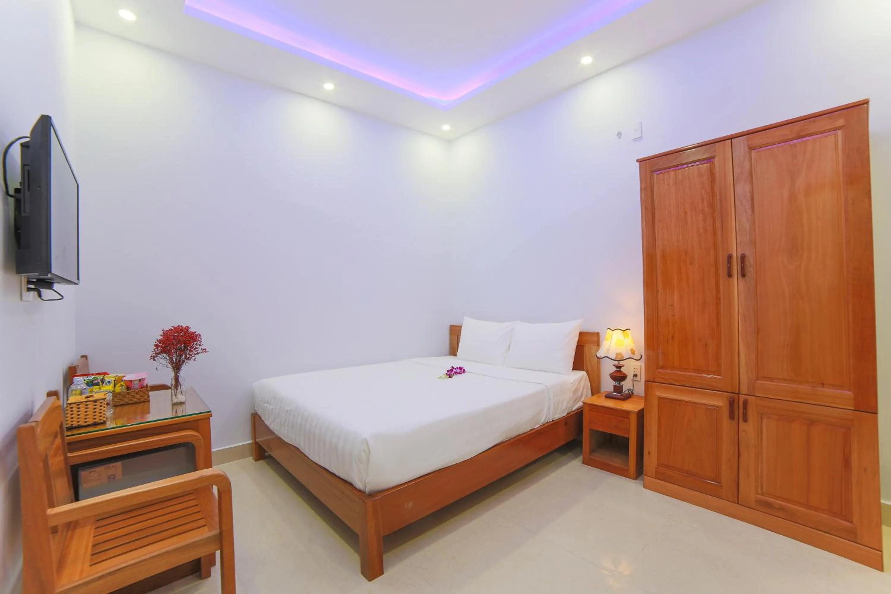 Photo of the whole room, Bed in Summer Beach