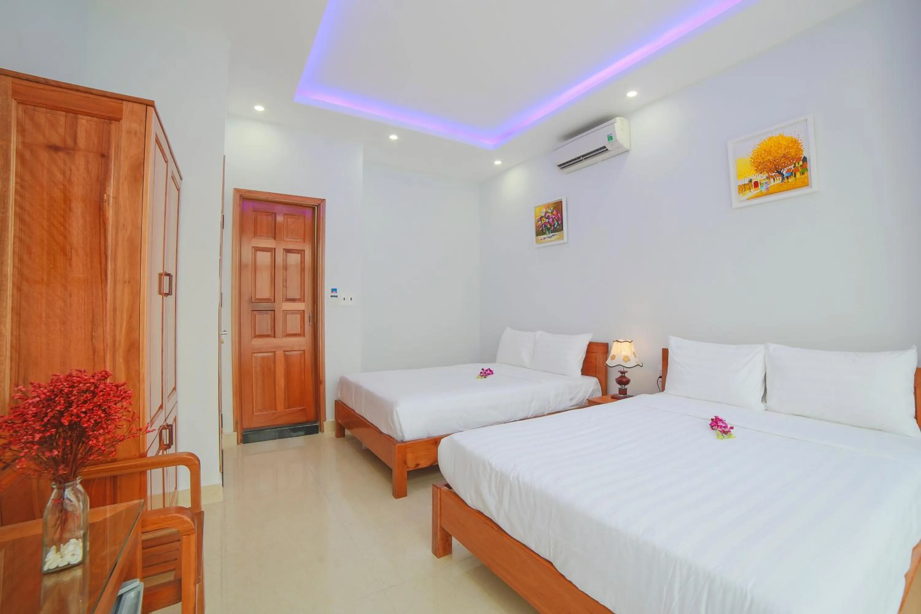 Photo of the whole room, Bed in Summer Beach