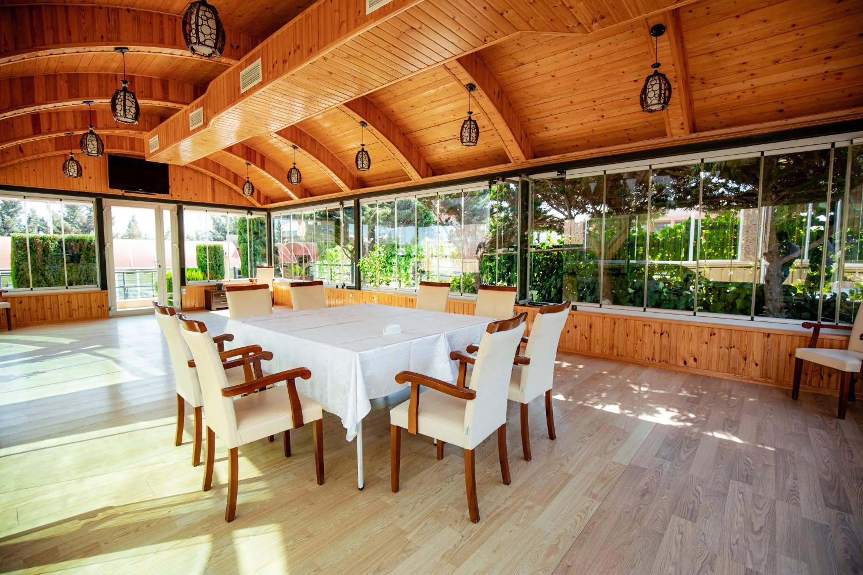 Restaurant/places to eat in Panorama Villa Lux Hotel