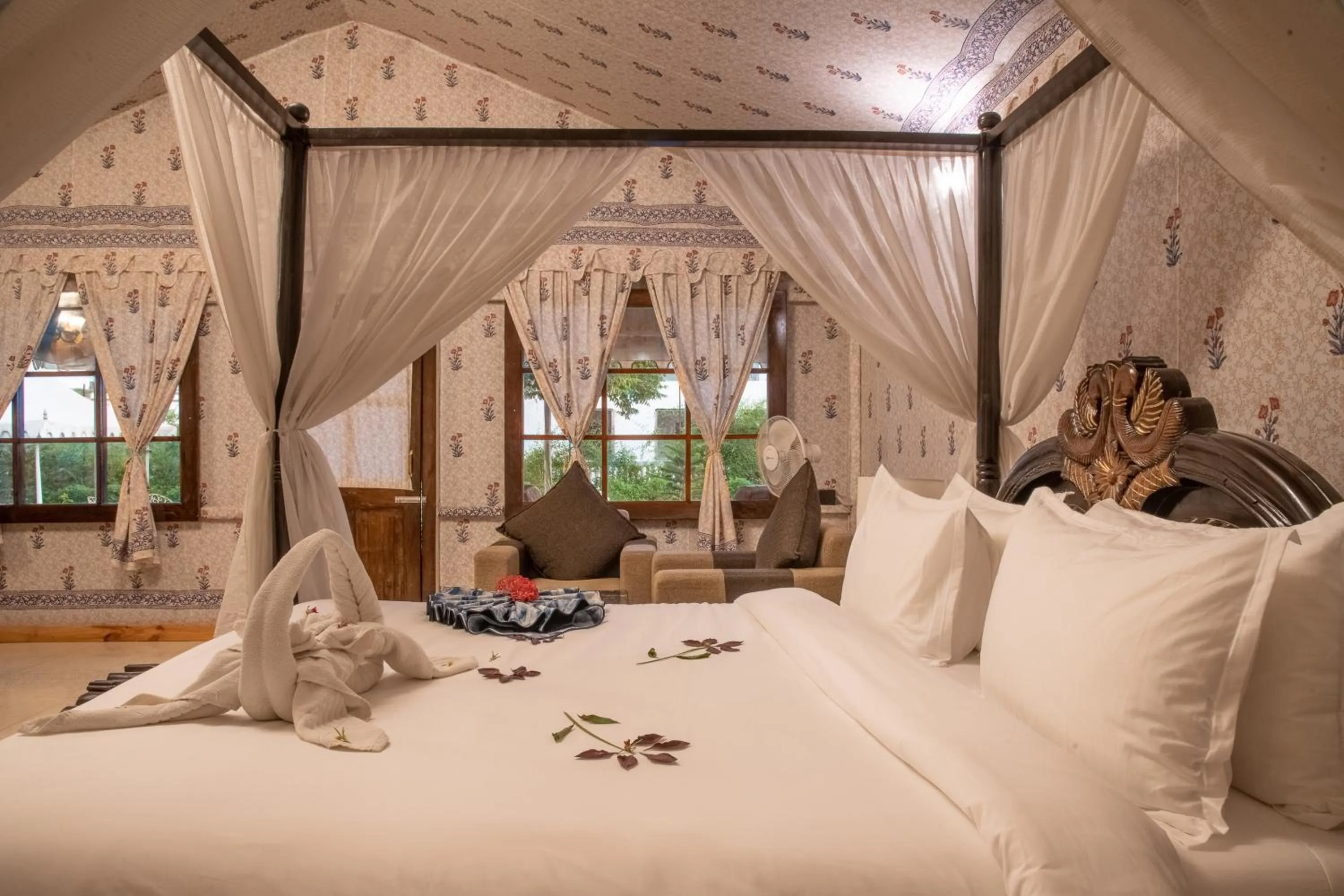 Photo of the whole room, Bed in Rawai Luxury Tents Pushkar