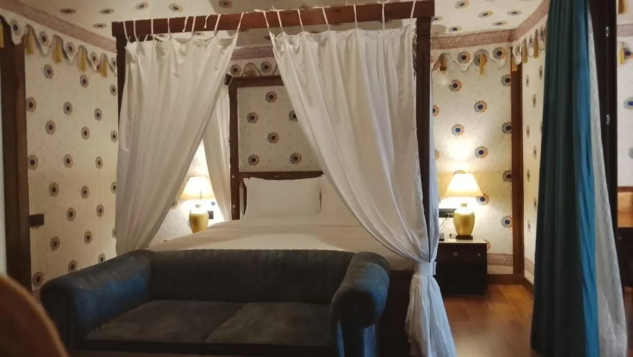 Photo of the whole room, Bed in Rawai Luxury Tents Pushkar