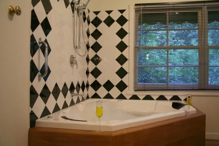 Bathroom in Tudor Cottages