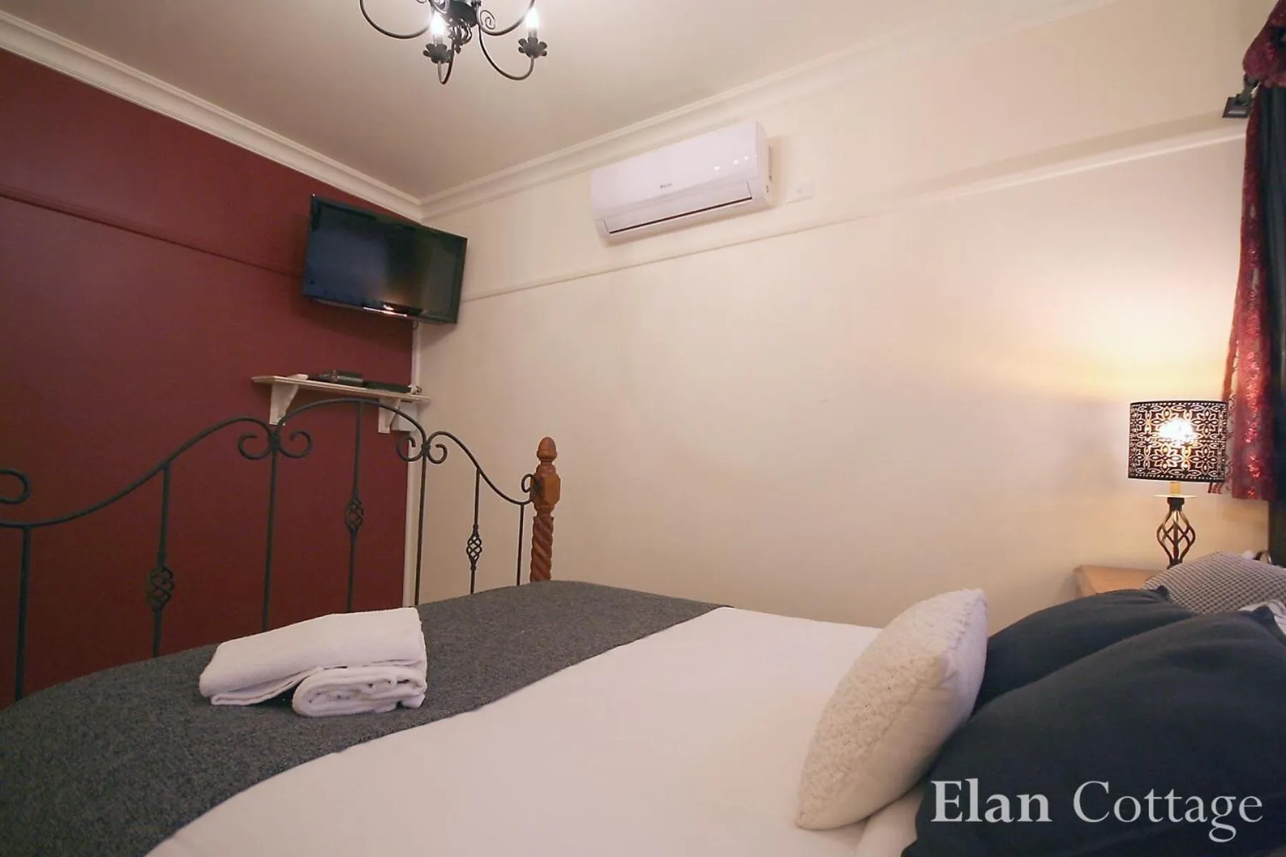 Bedroom, Bed in Tudor Cottages