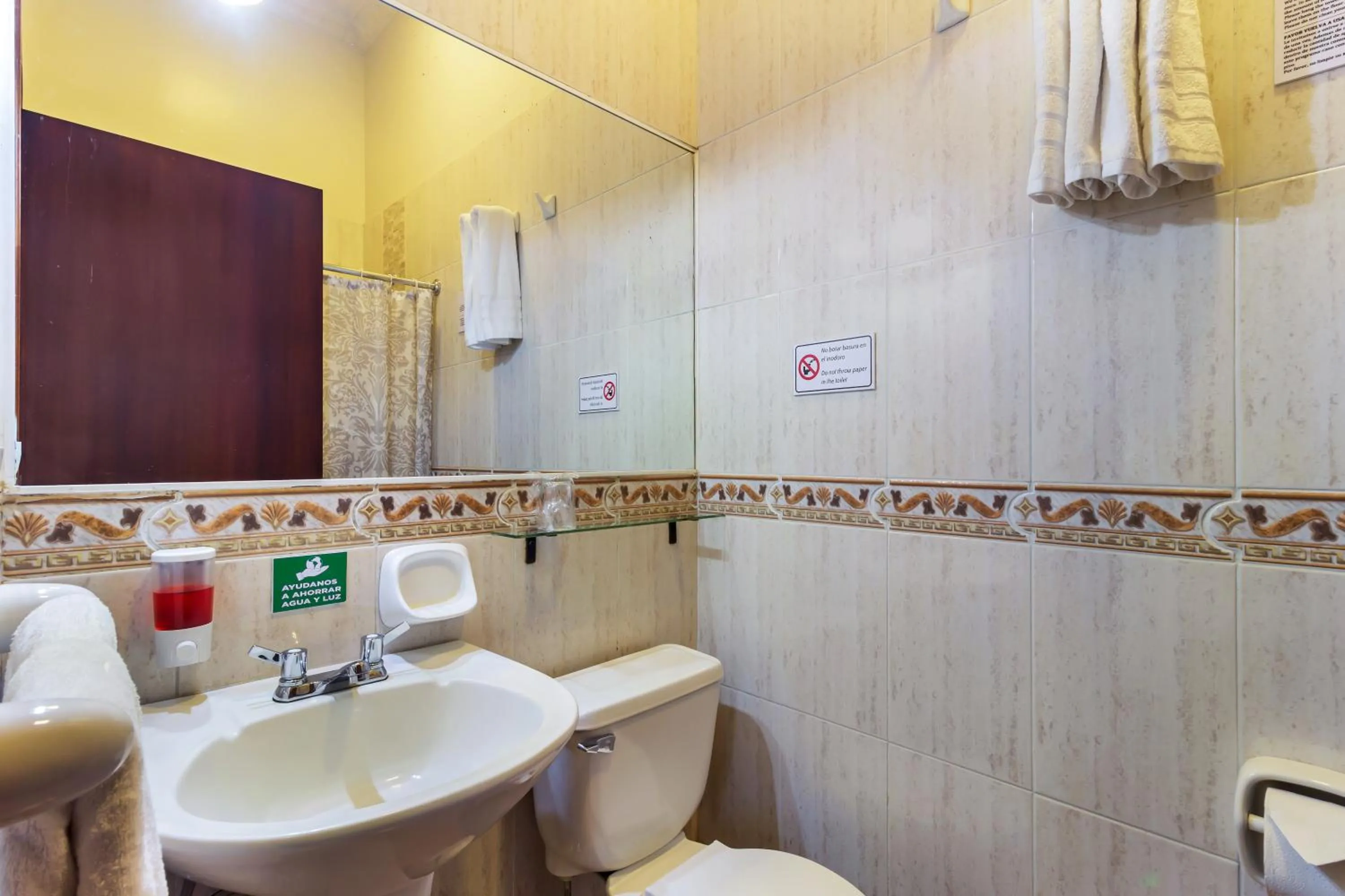 Shower in Hotel La Cartuja