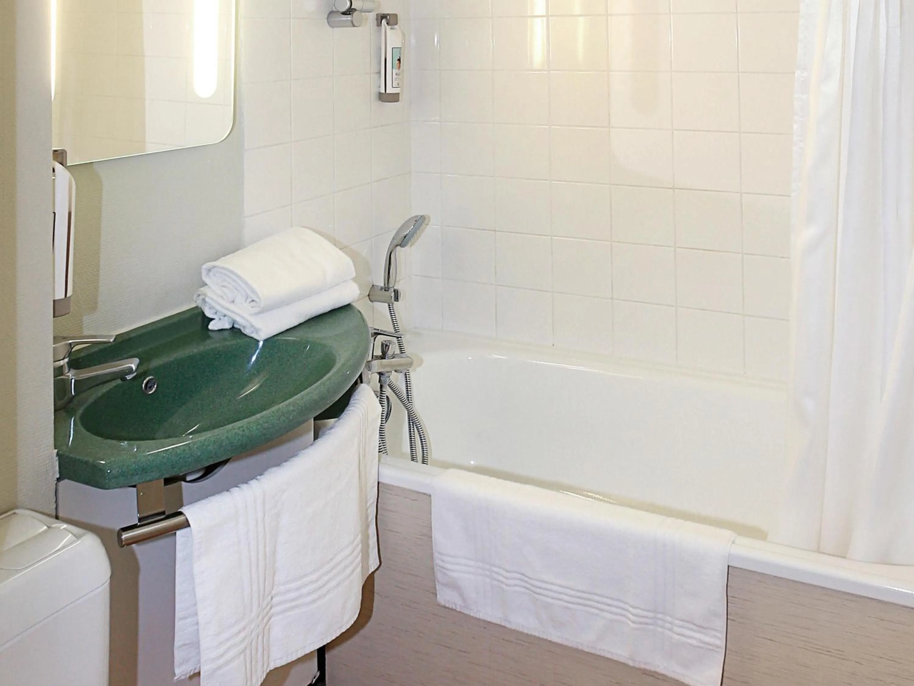 Bedroom in ibis Auxerre Sud