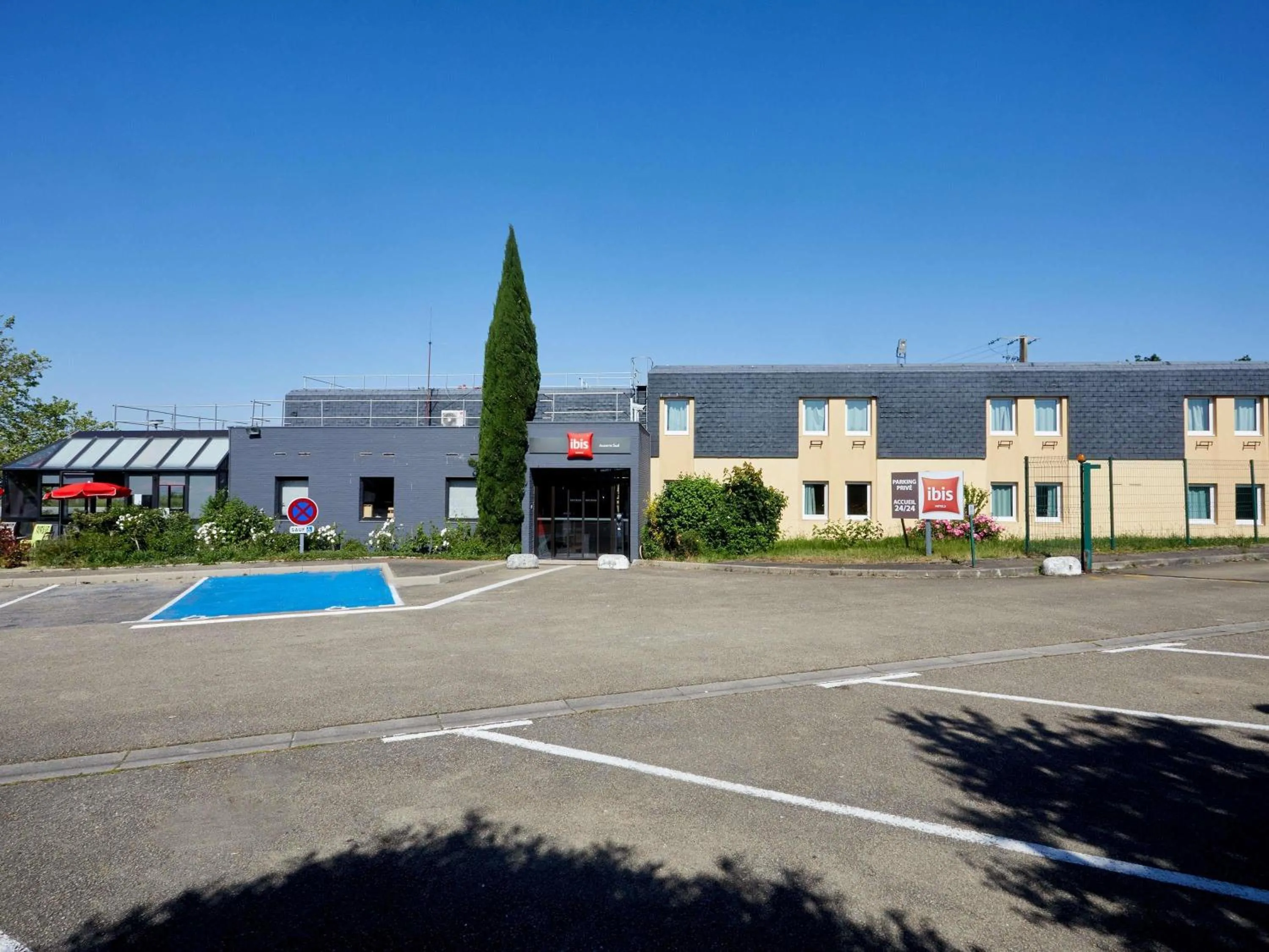Property building in ibis Auxerre Sud
