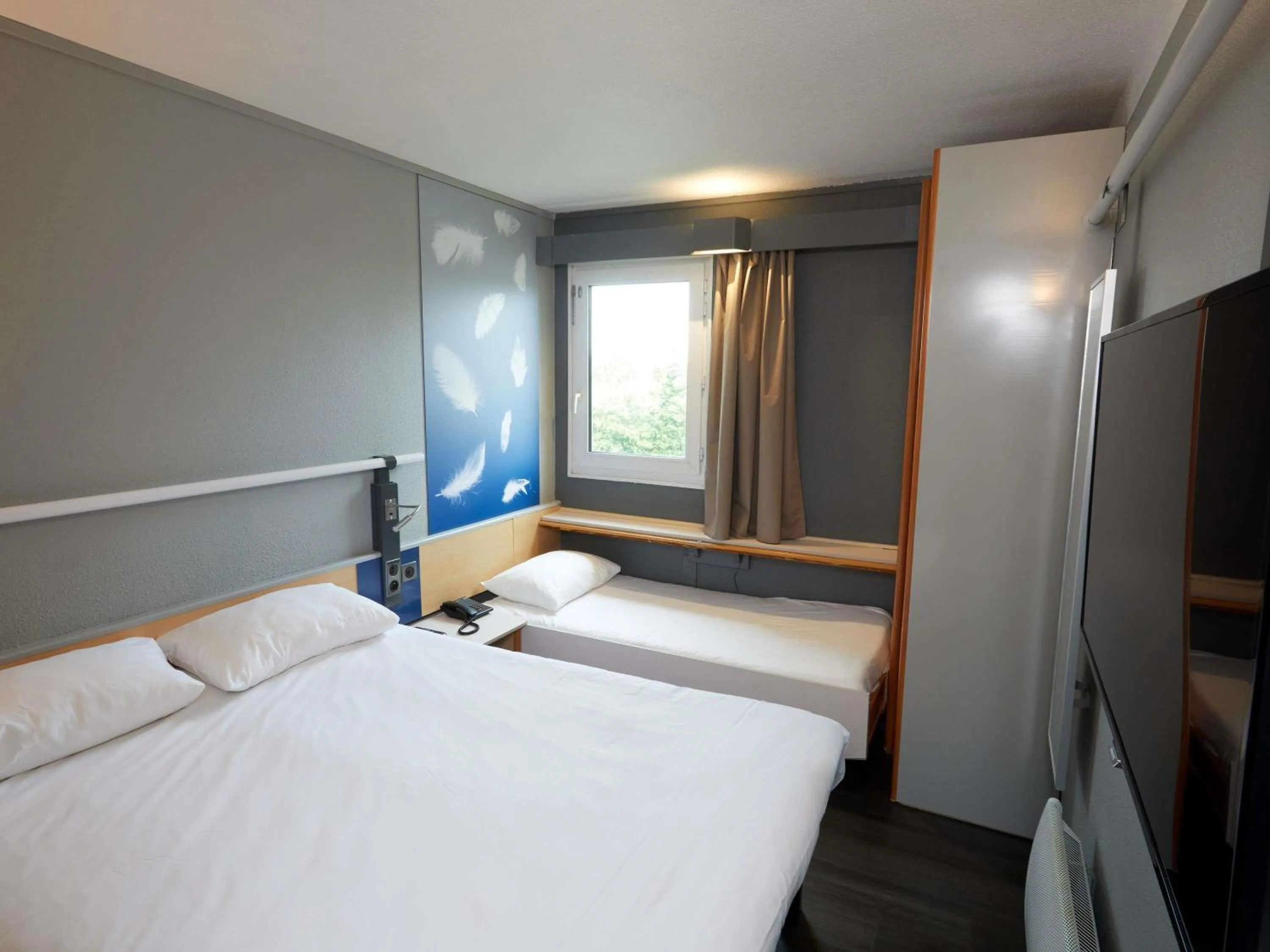Bedroom, Bed in ibis Auxerre Sud