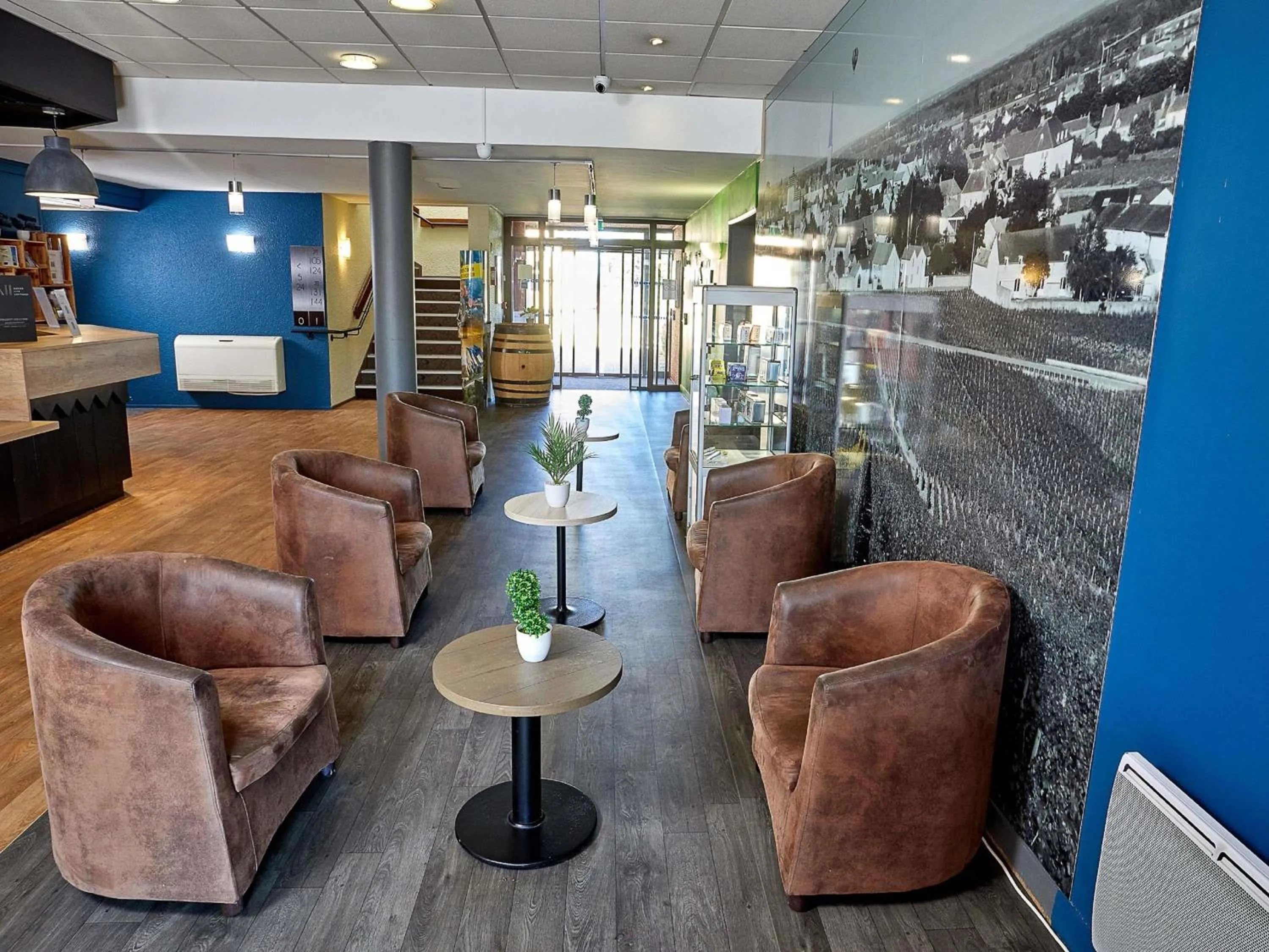 Lounge or bar in ibis Auxerre Sud