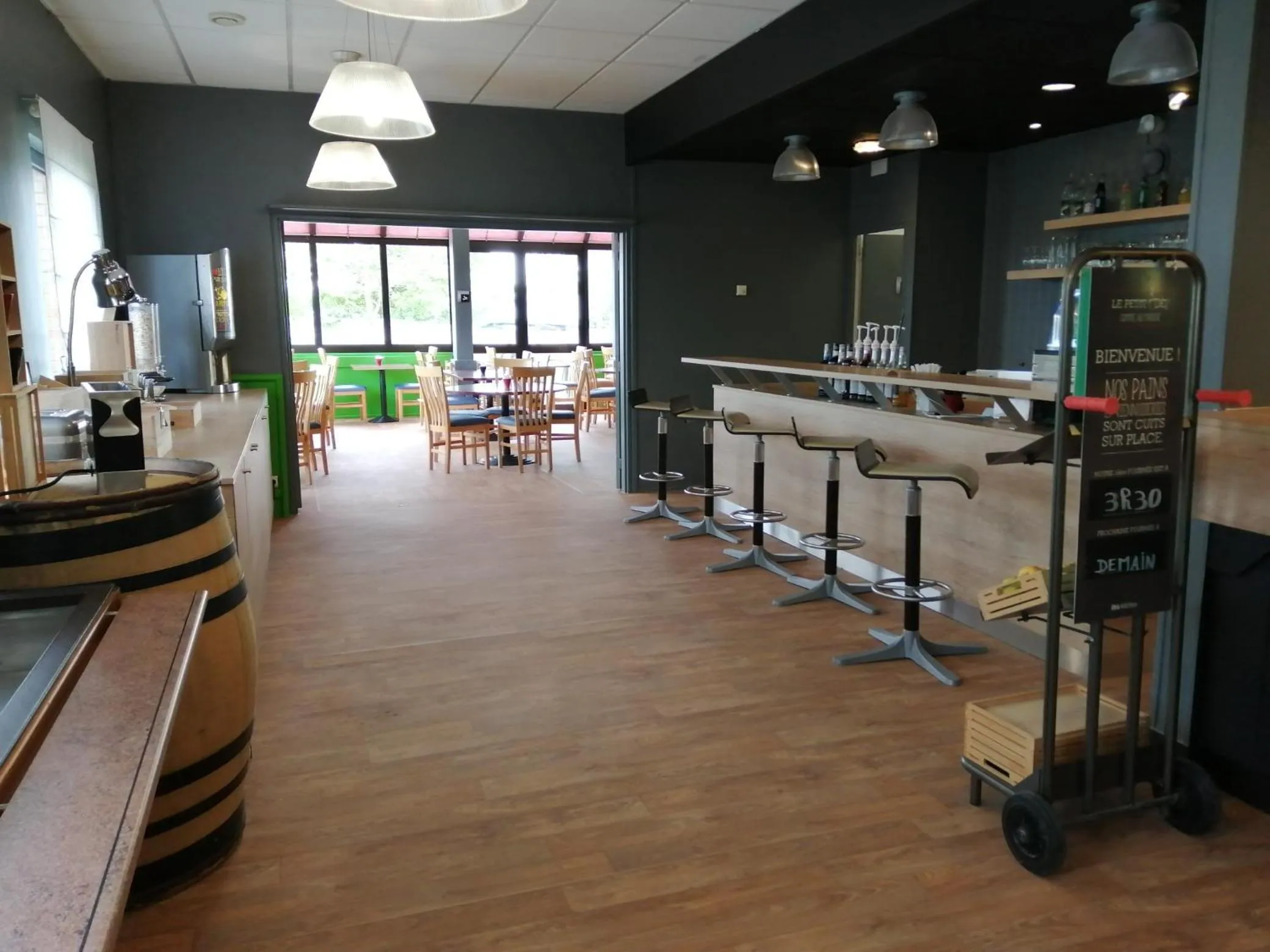 Lounge or bar in ibis Auxerre Sud