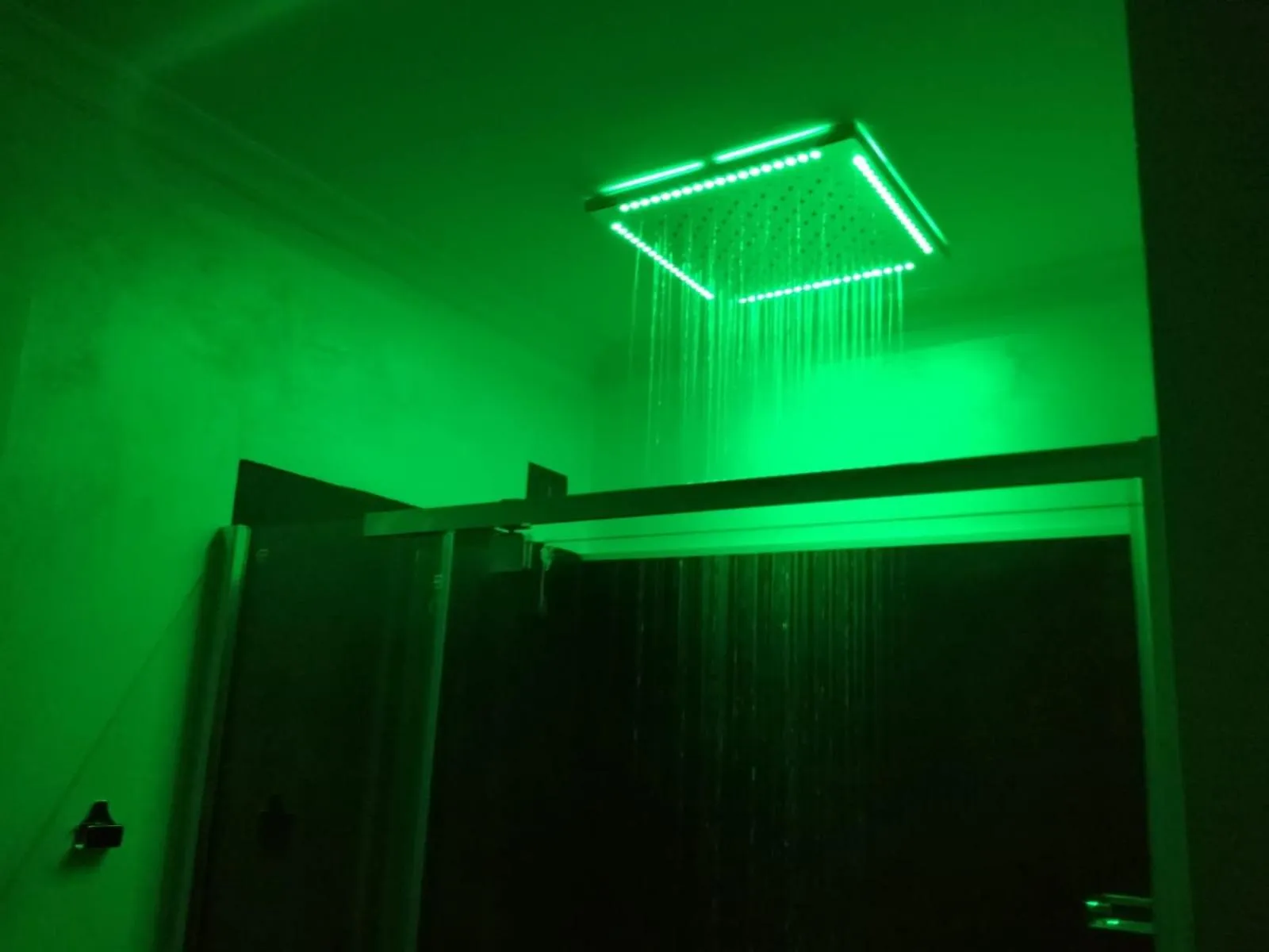 Shower in I Fiumi Di Navona