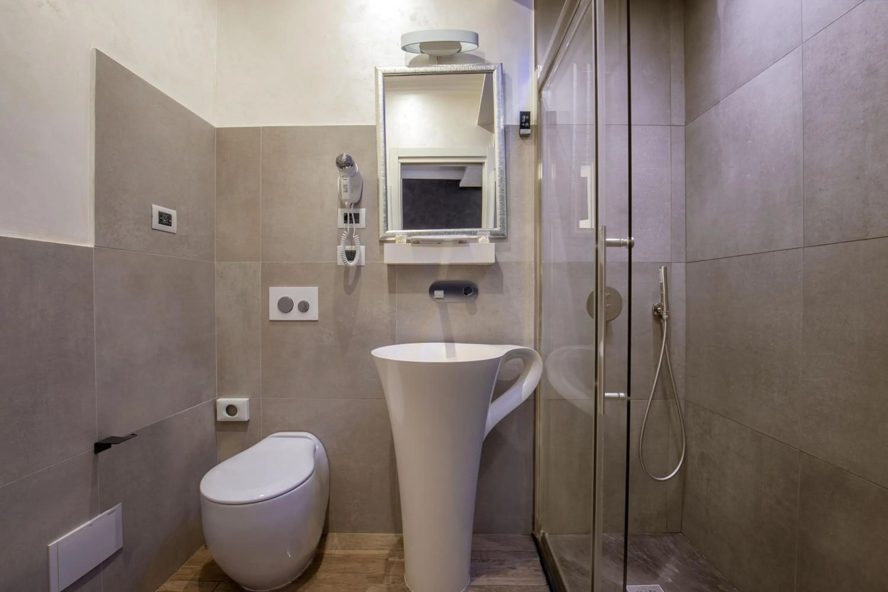 Shower in I Fiumi Di Navona