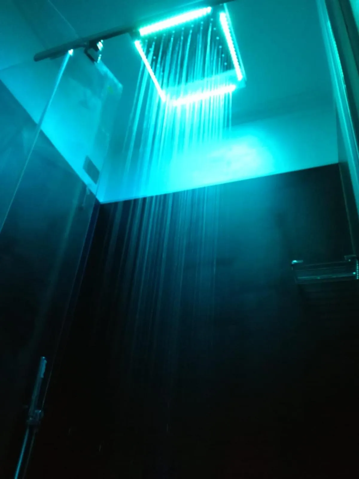 Shower in I Fiumi Di Navona