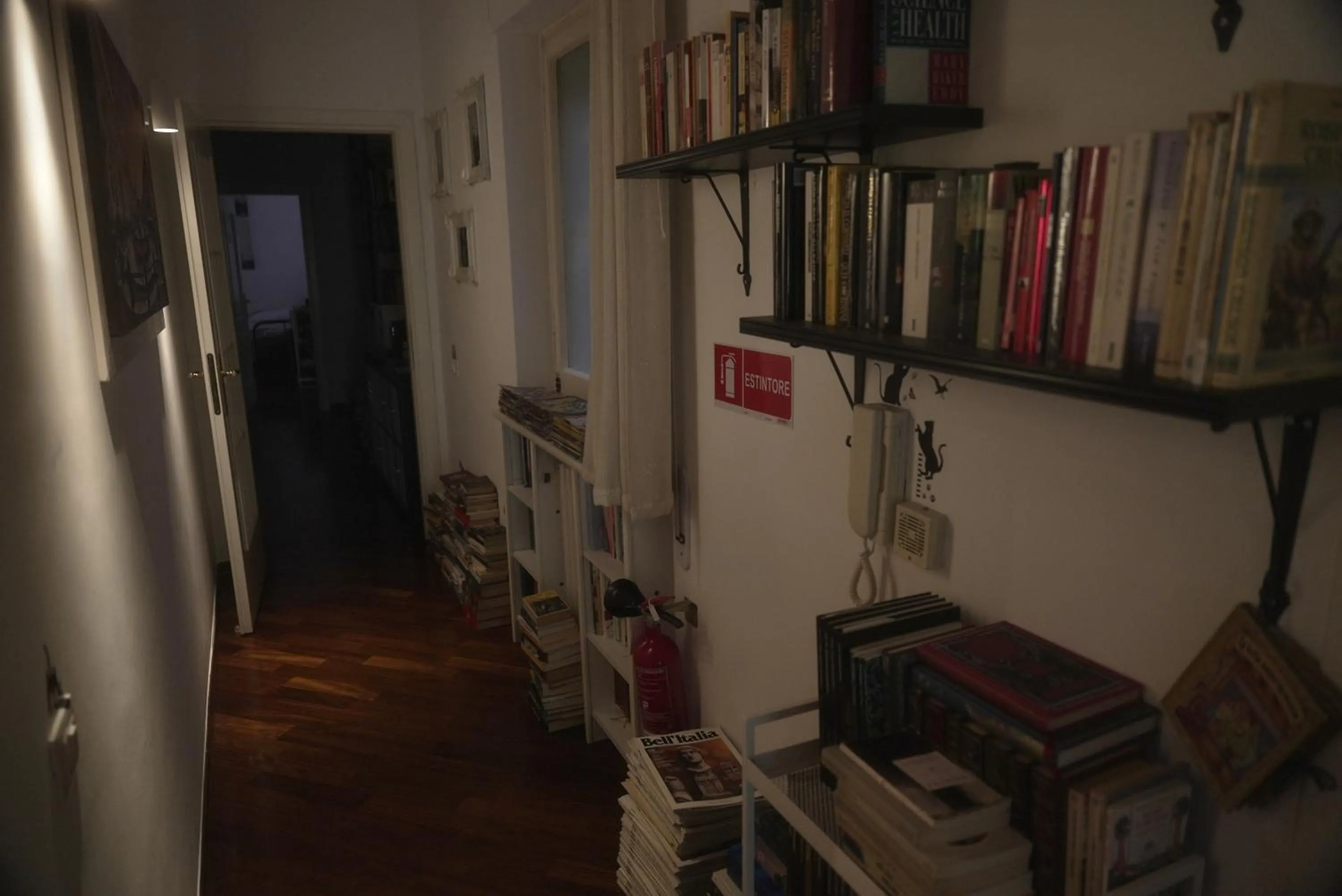 Library in Casa Mia Guesthouse