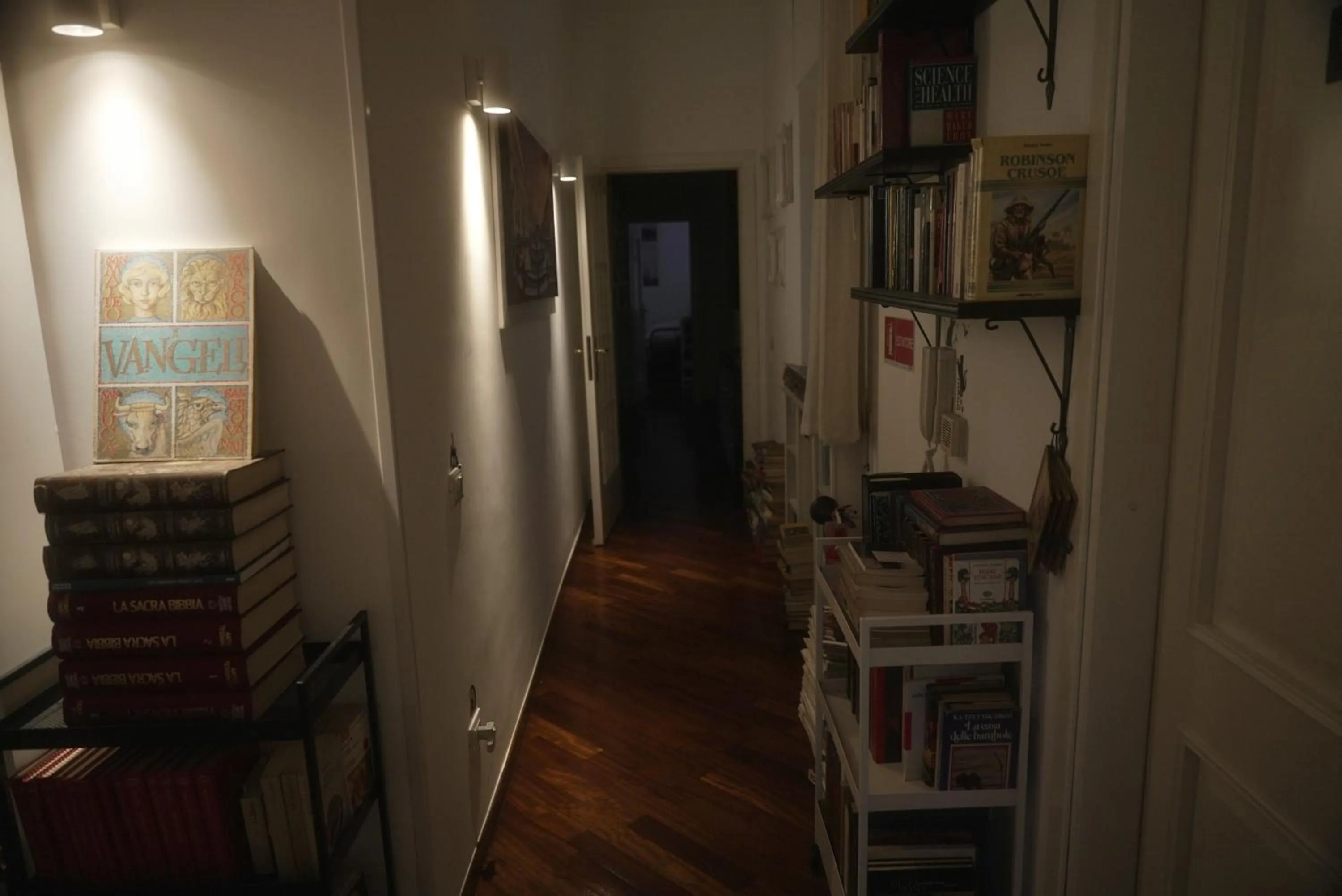 Library in Casa Mia Guesthouse