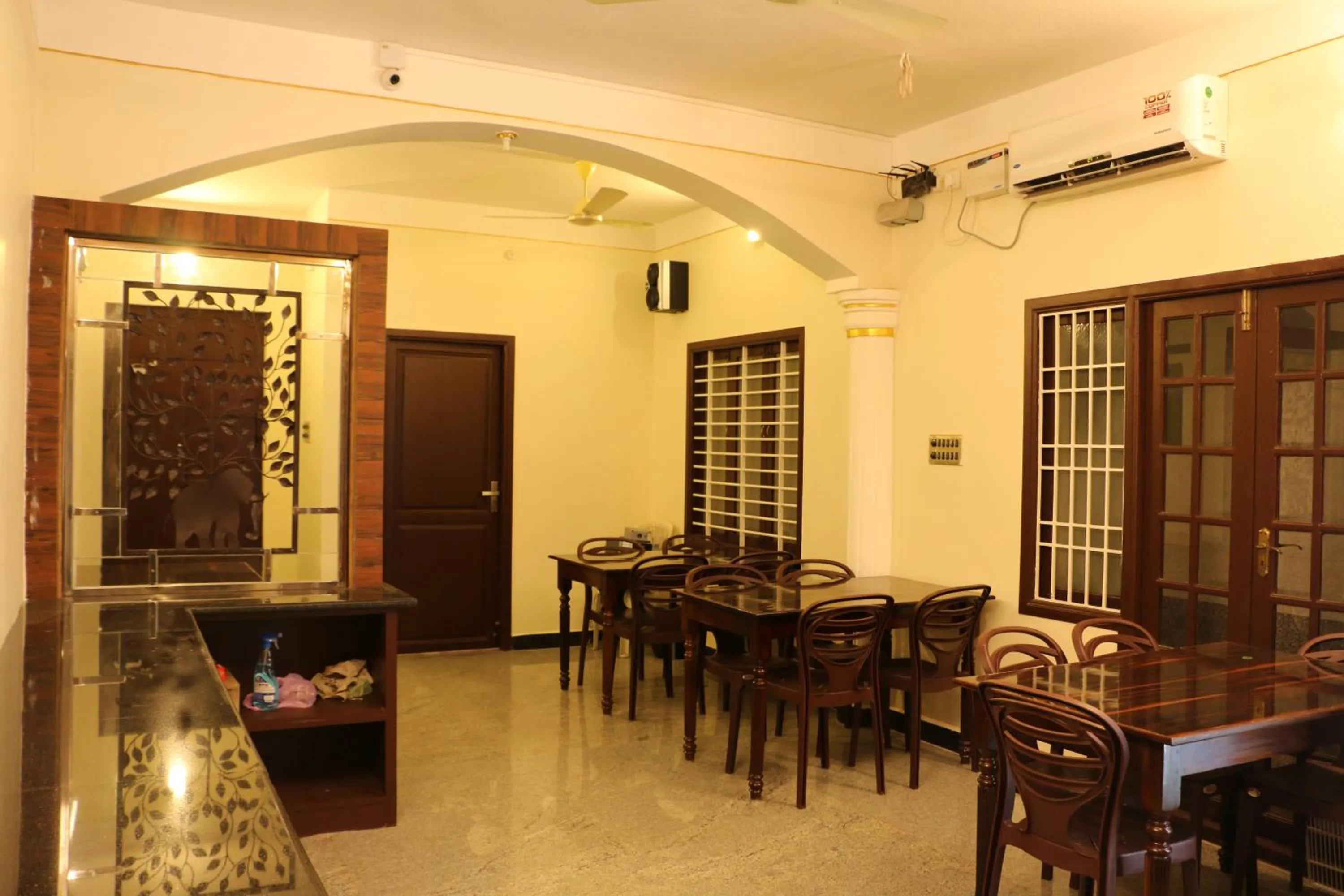 Restaurant/places to eat in Bon Stay Inn