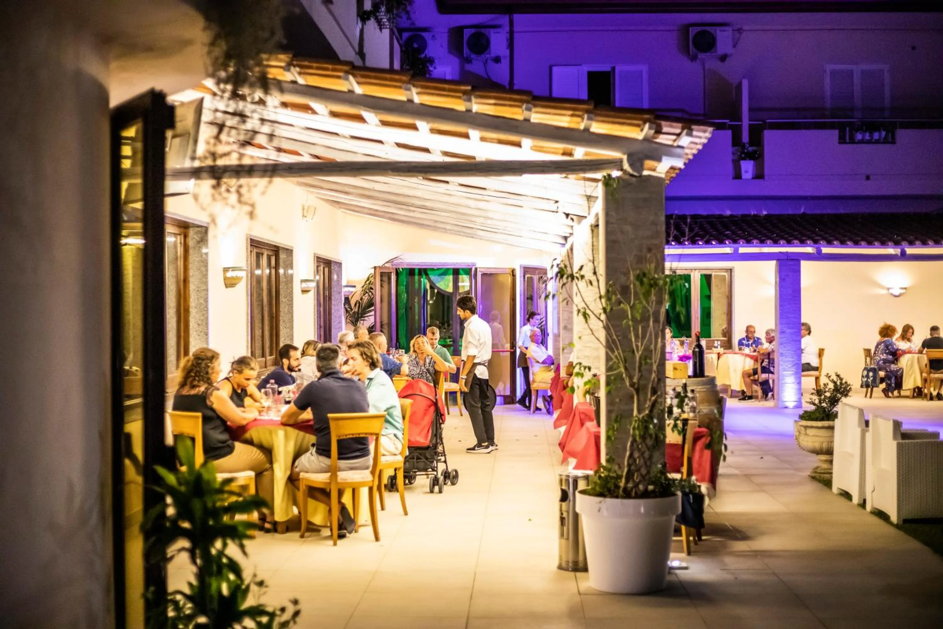 Restaurant/places to eat in Hotel Calabrisella