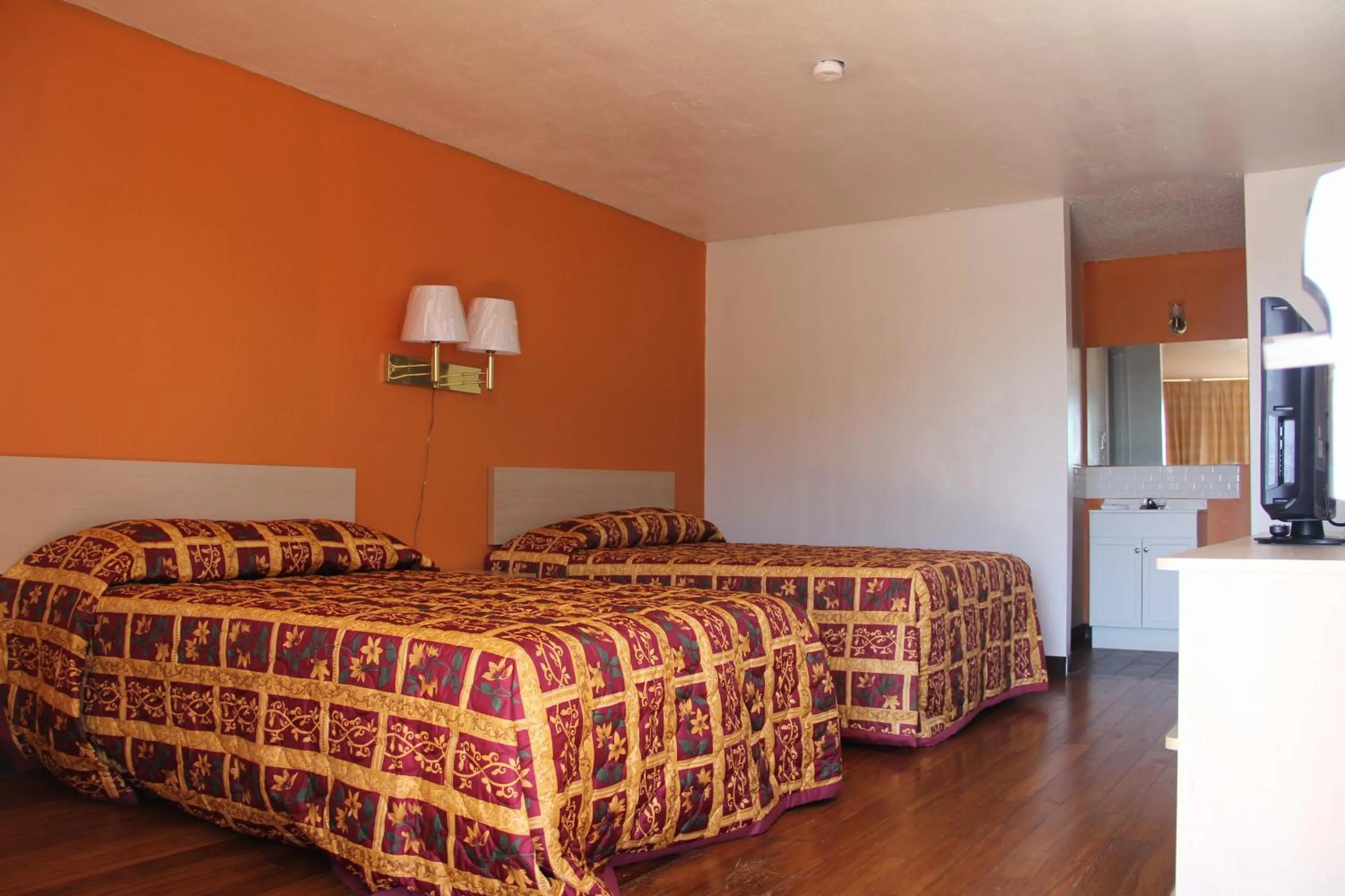 Bed in LoneStar Inn and Suites