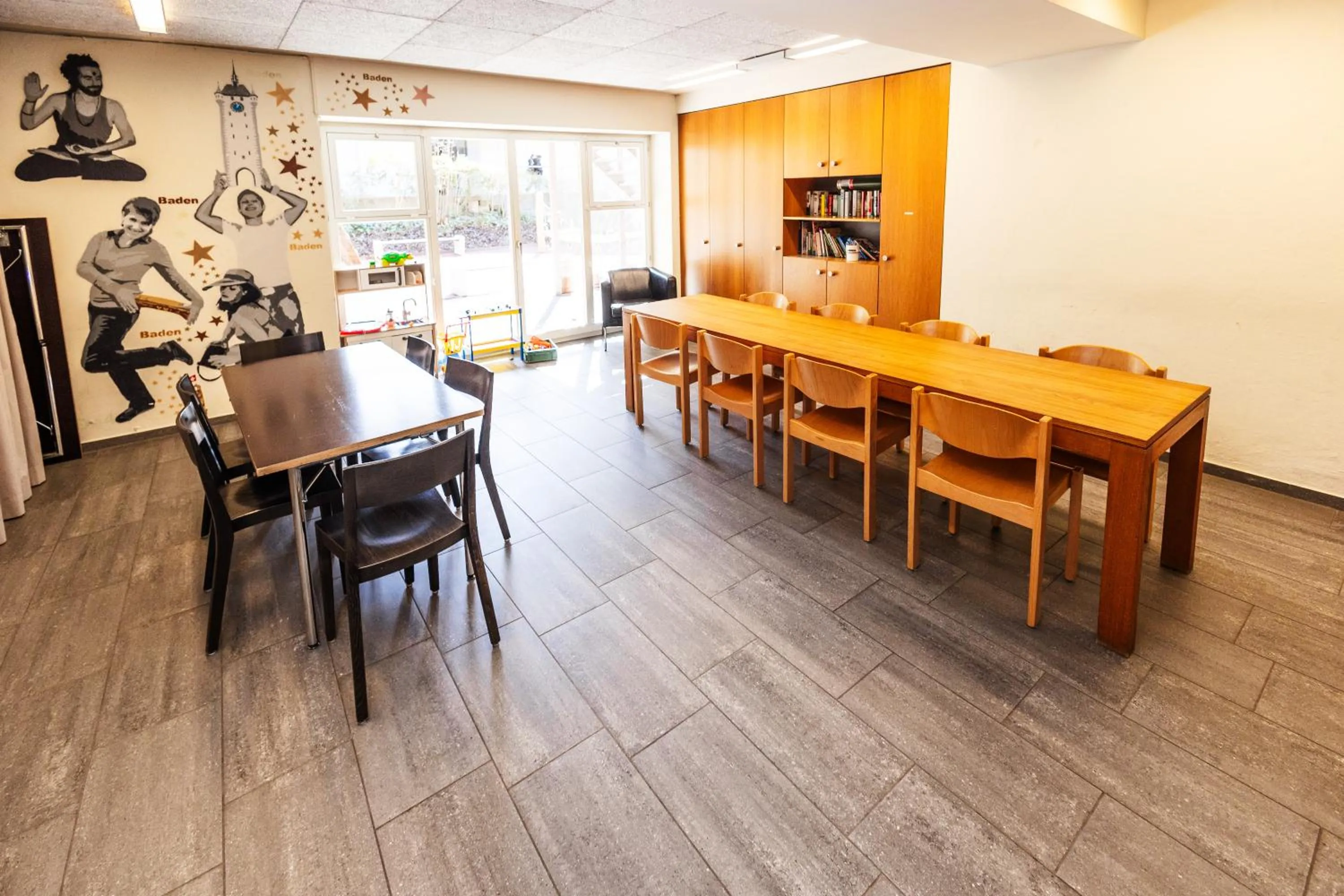 Communal lounge/ TV room in Baden Youth Hostel