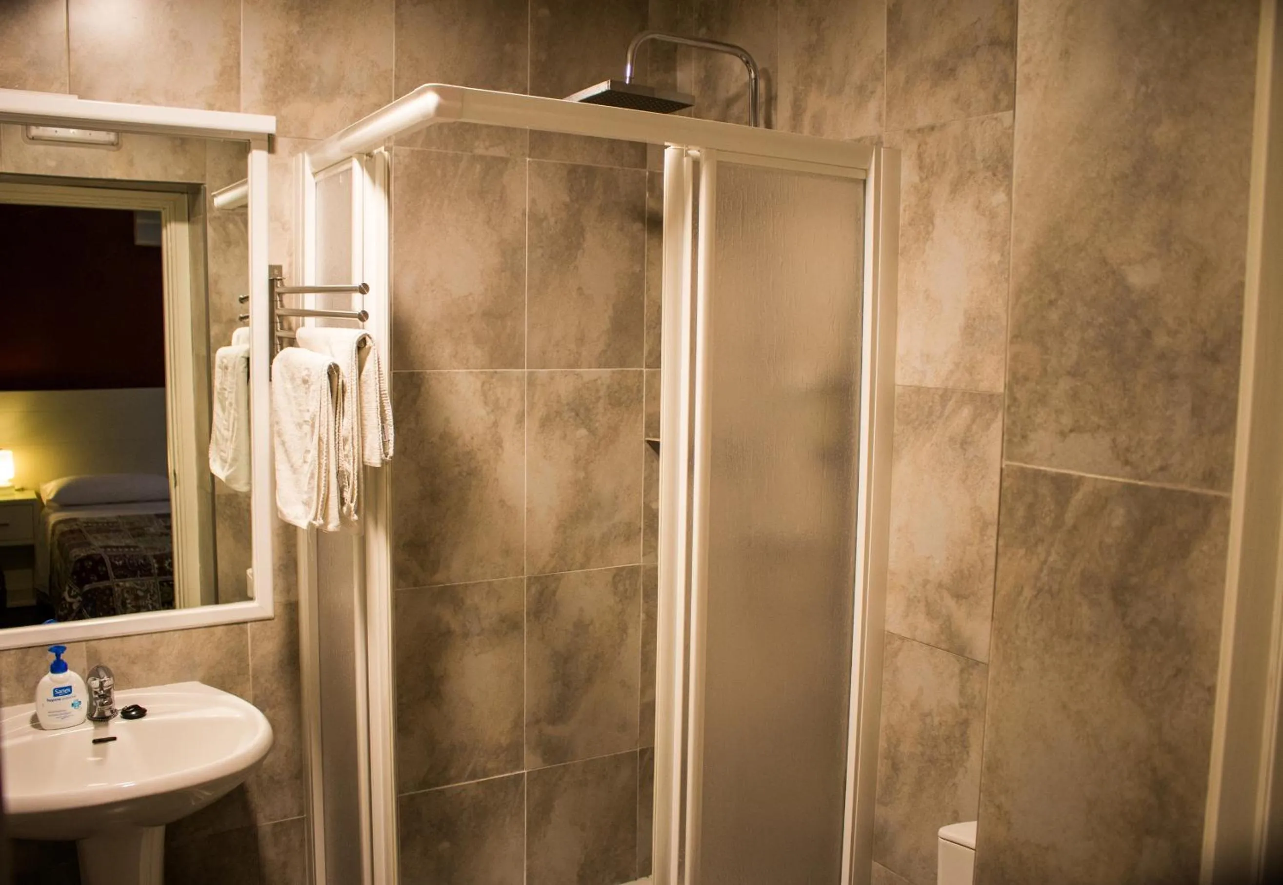 Shower in Hostal San Vicente II